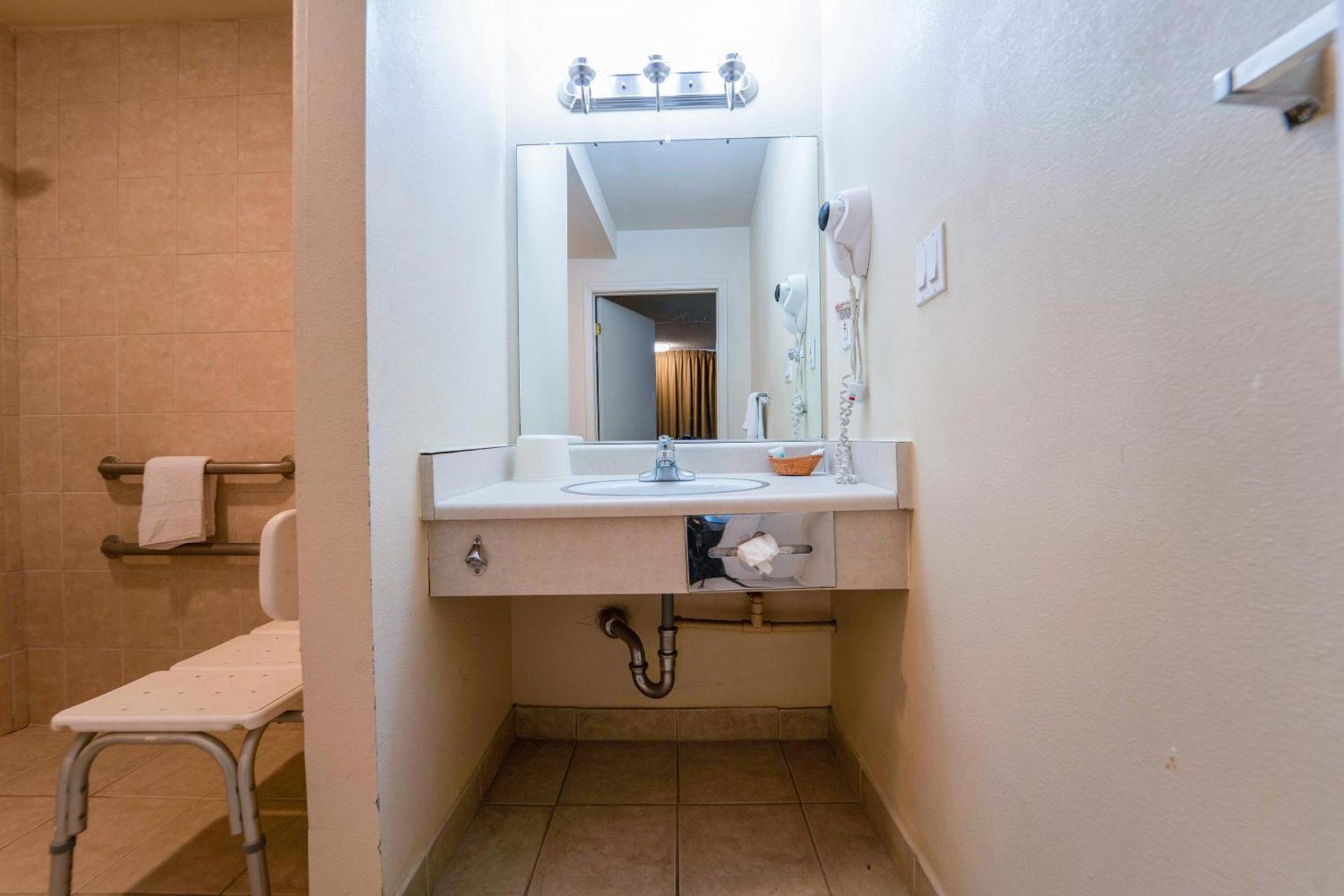 Royal Plaza Inn photo 65