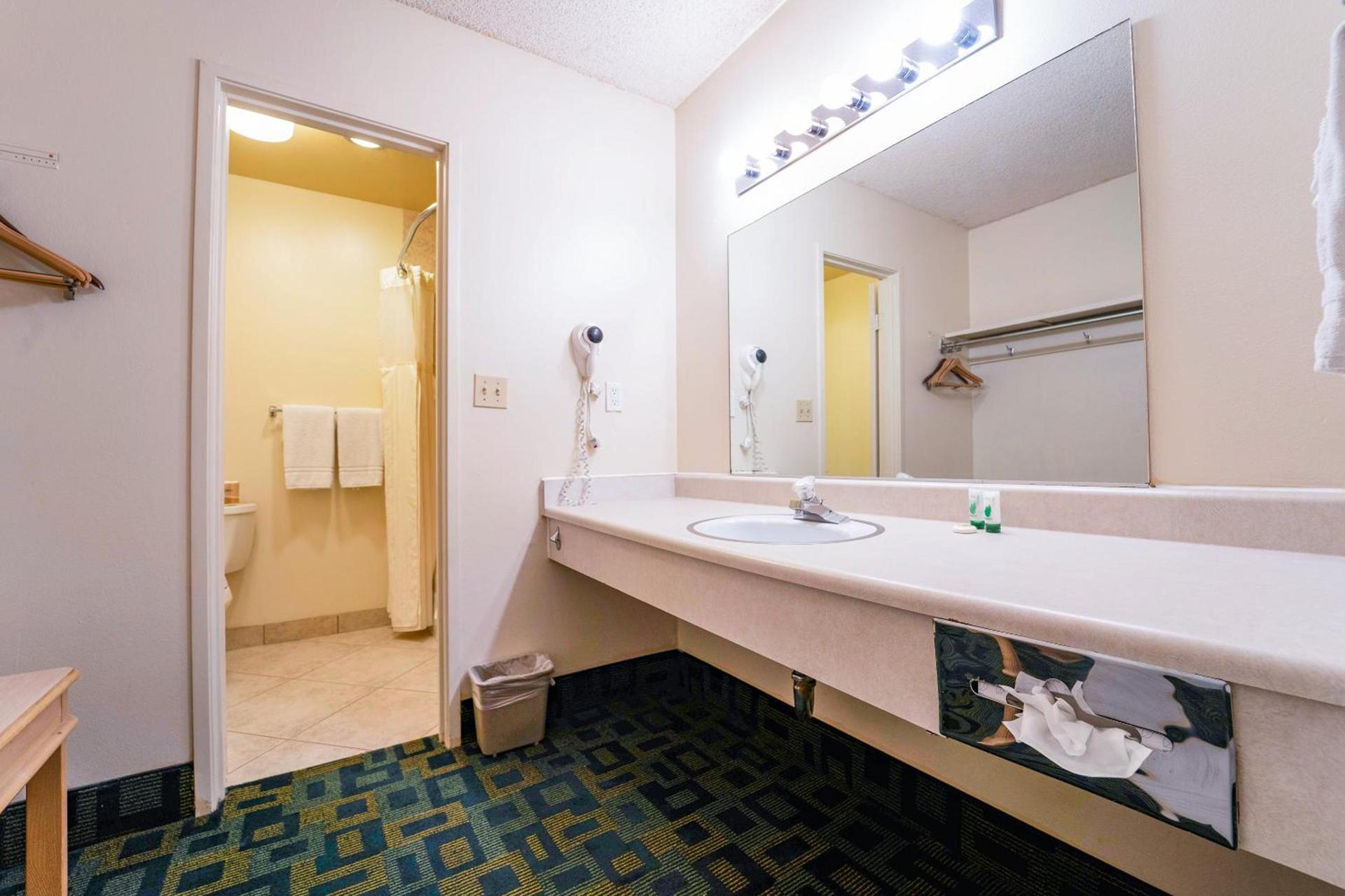 Royal Plaza Inn photo 94