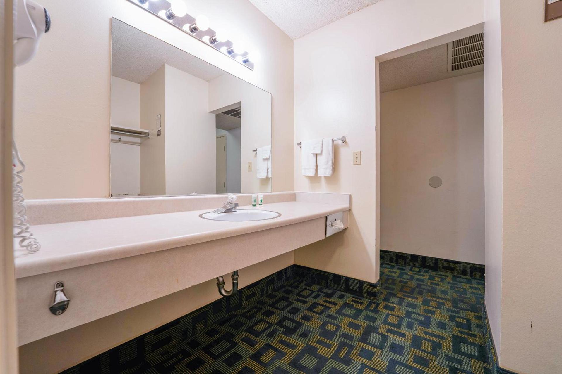 Royal Plaza Inn photo 84