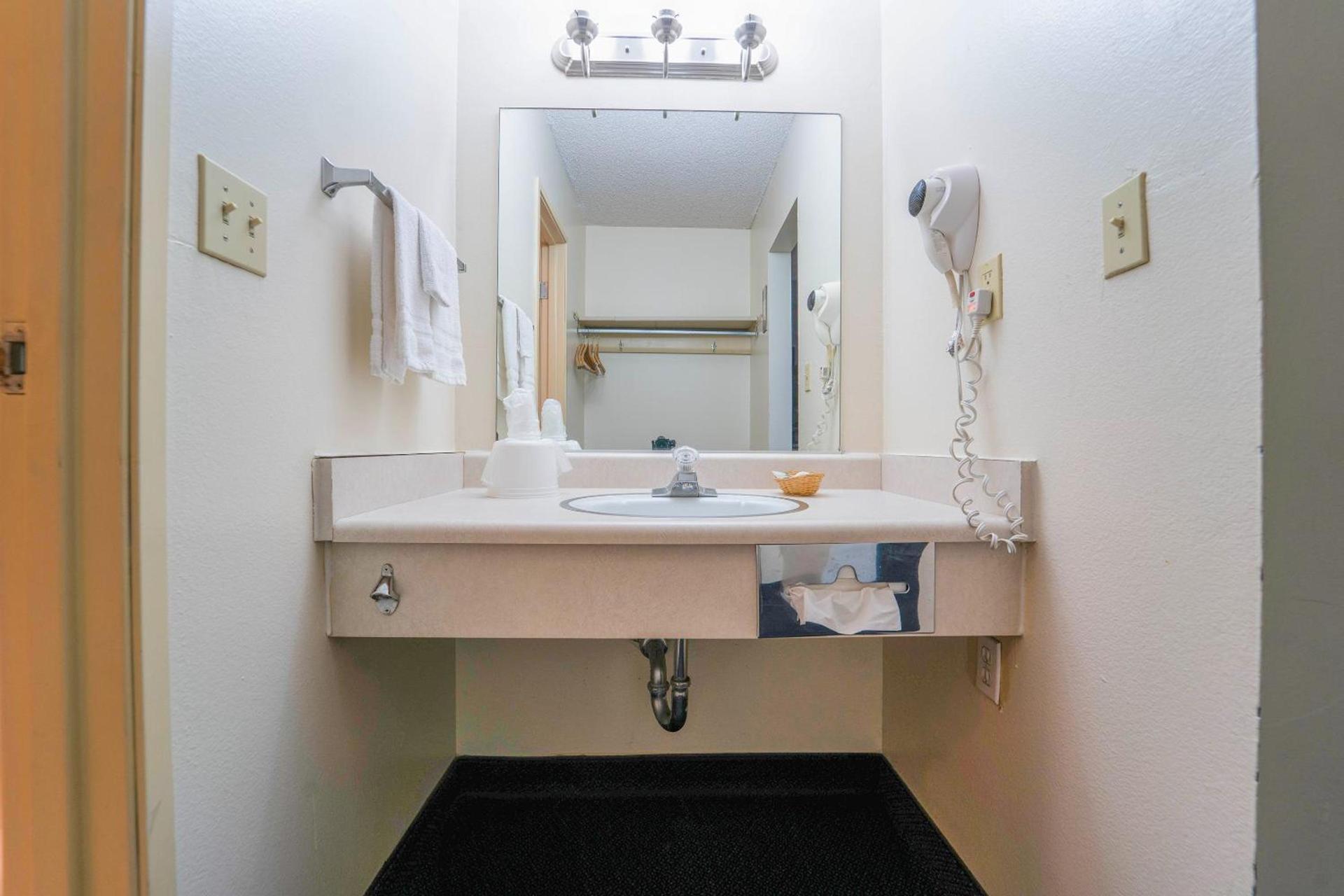 Royal Plaza Inn photo 76