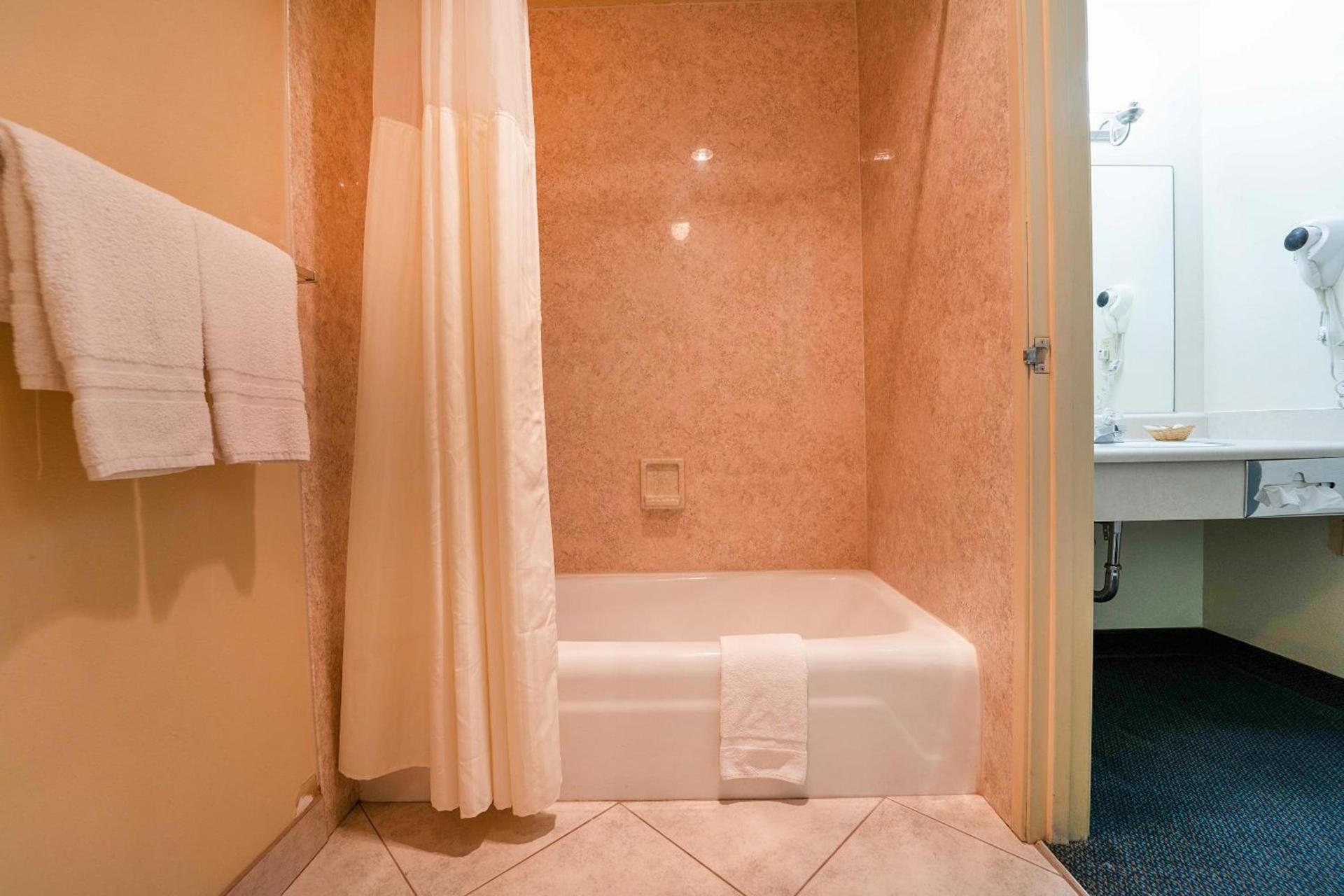 Royal Plaza Inn photo 85
