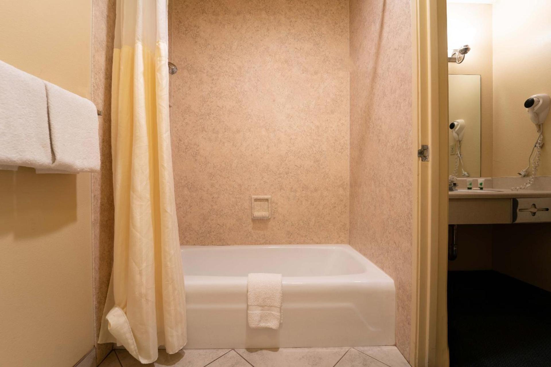 Royal Plaza Inn photo 90