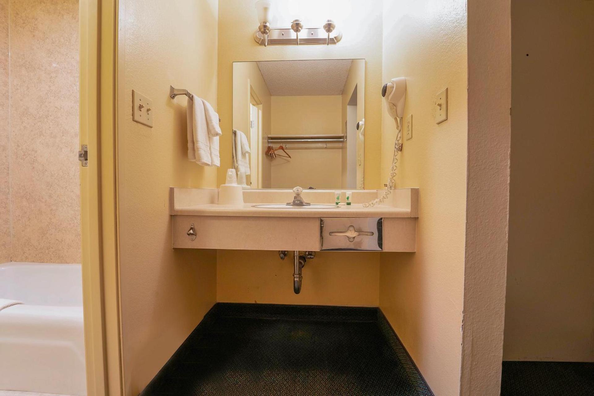 Royal Plaza Inn photo 91