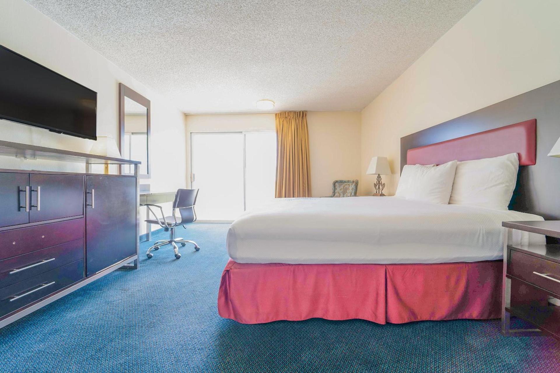 Royal Plaza Inn photo 60