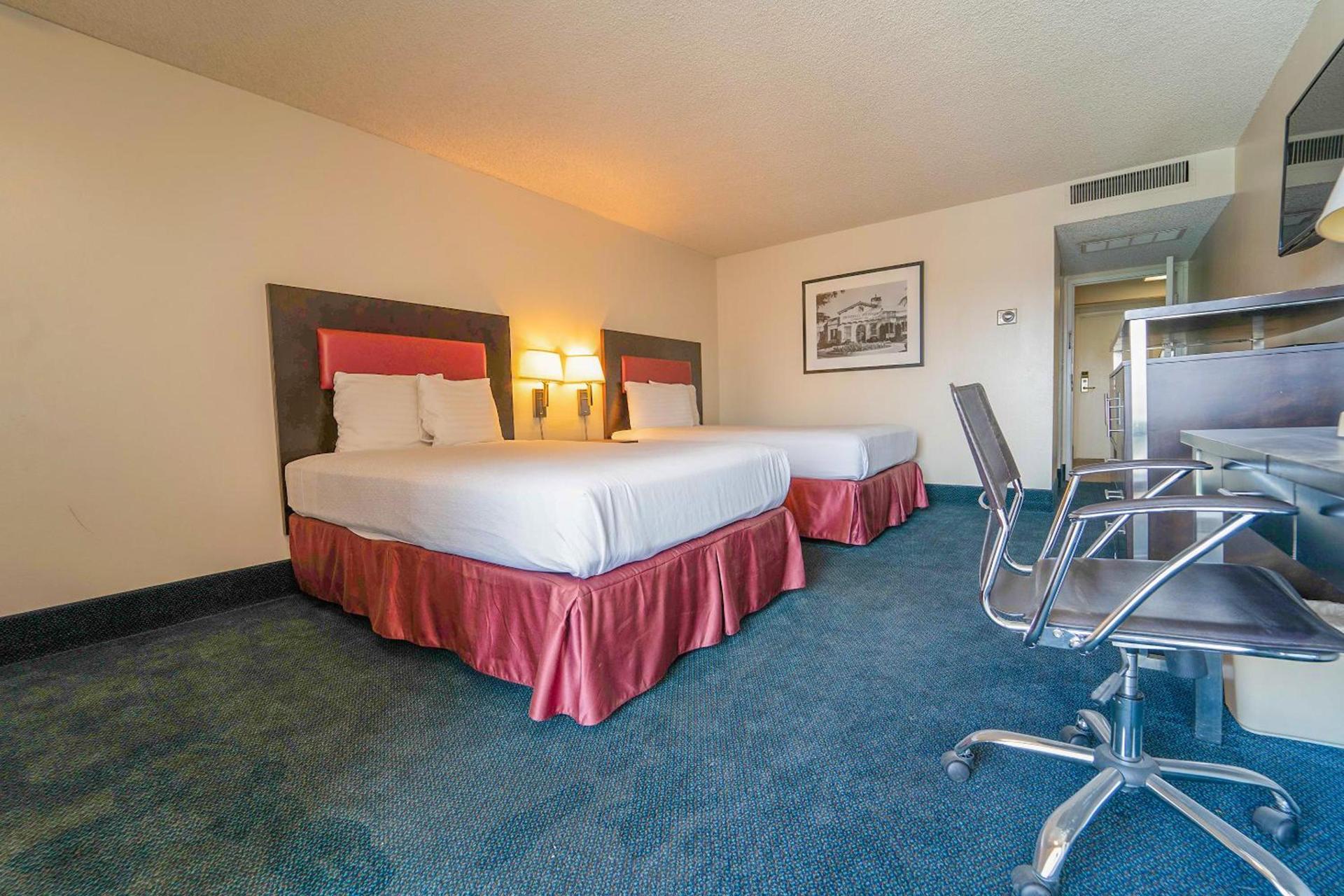 Royal Plaza Inn photo 6