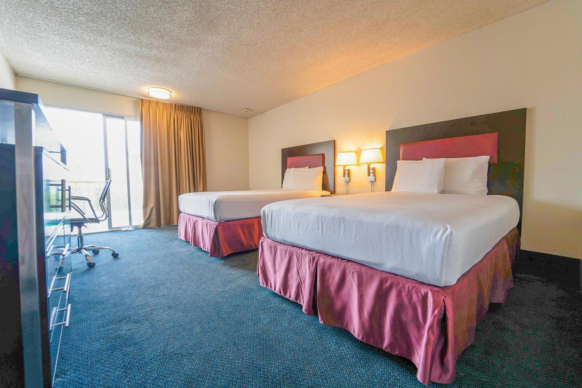 Royal Plaza Inn photo 9