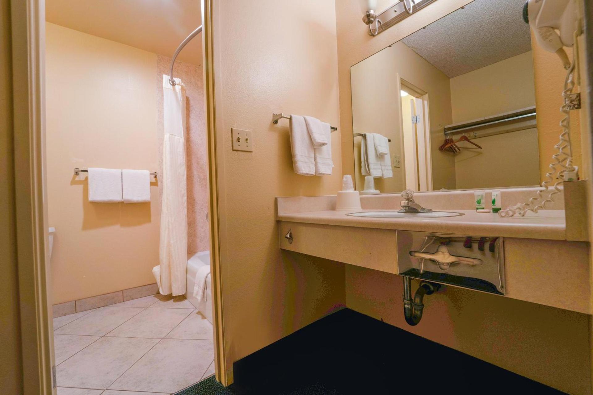 Royal Plaza Inn photo 80
