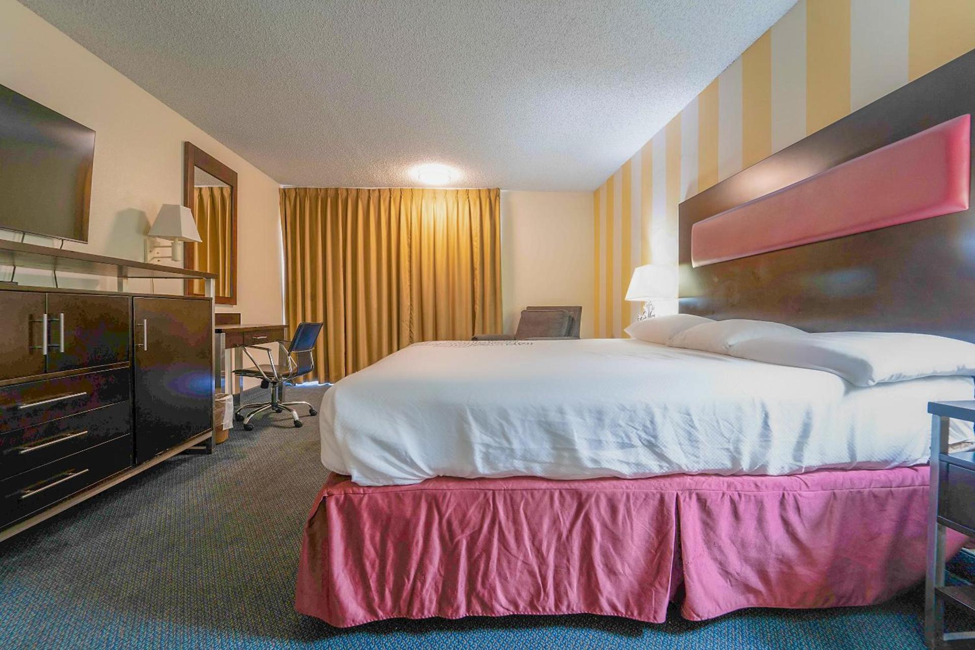 Royal Plaza Inn photo 64