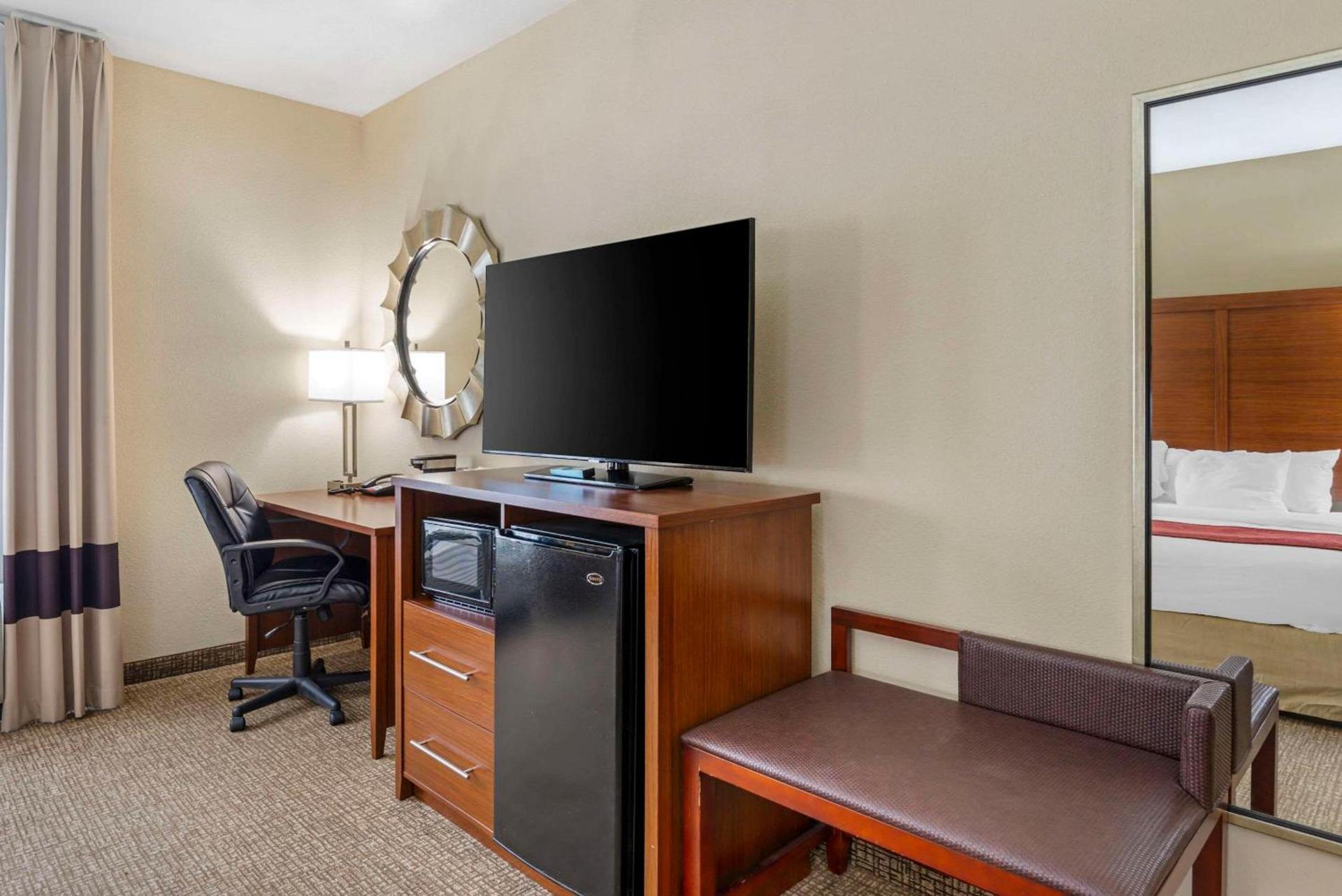 Comfort Suites At Virginia Center Commons photo 36