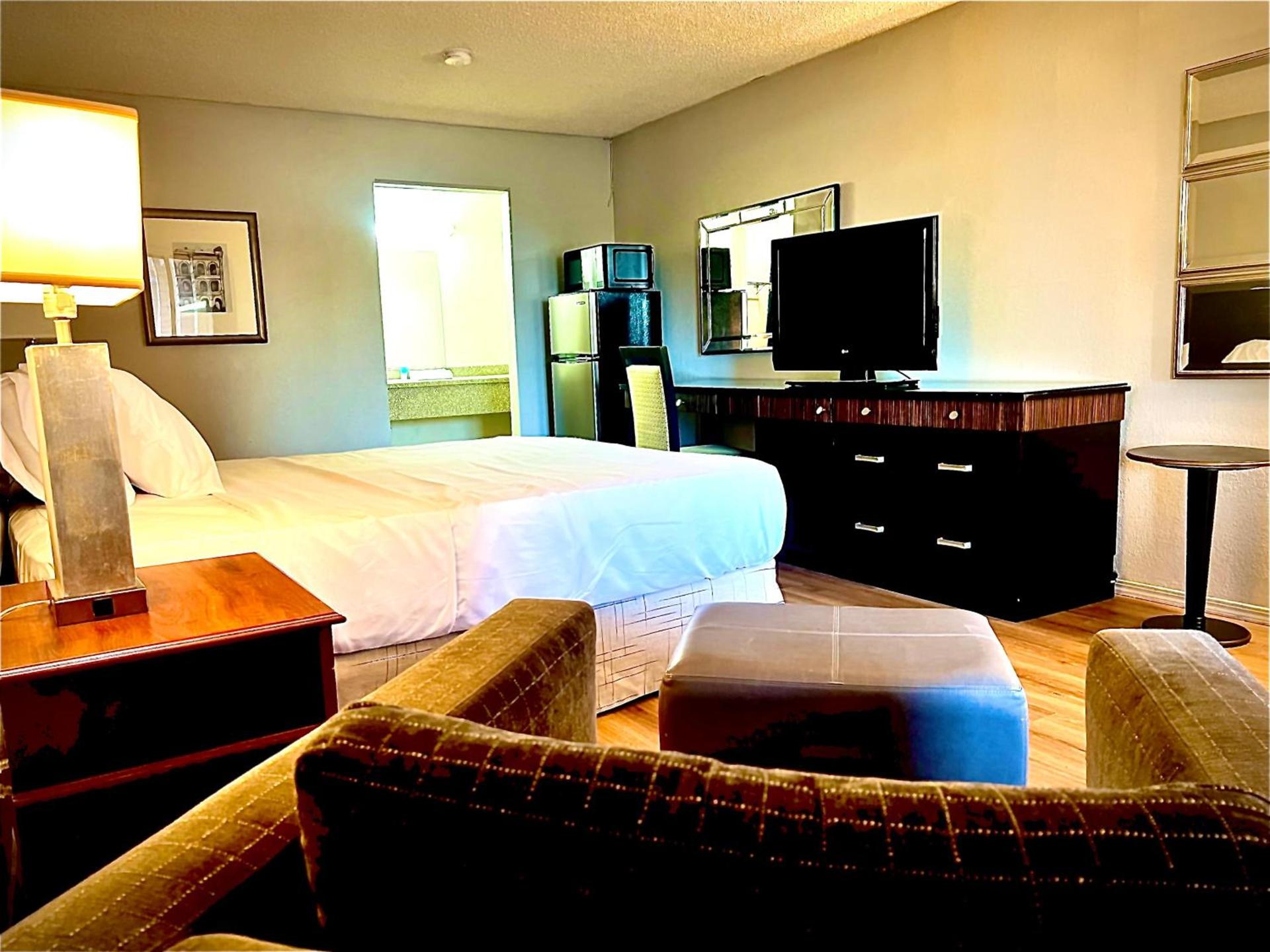 ECONOMY INN AND SUITES photo 13