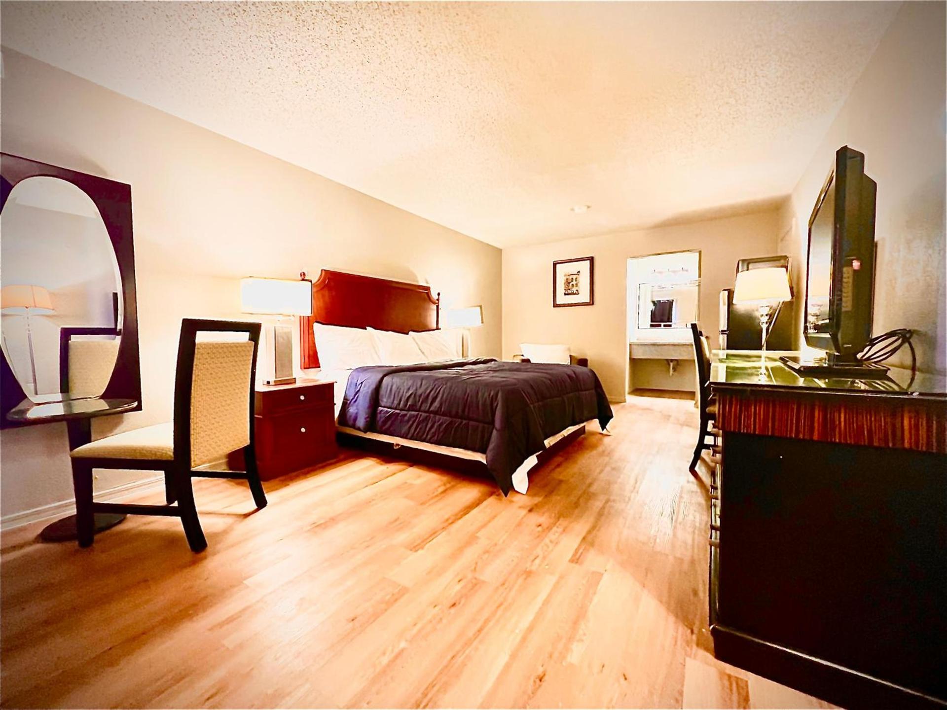 ECONOMY INN AND SUITES photo 5