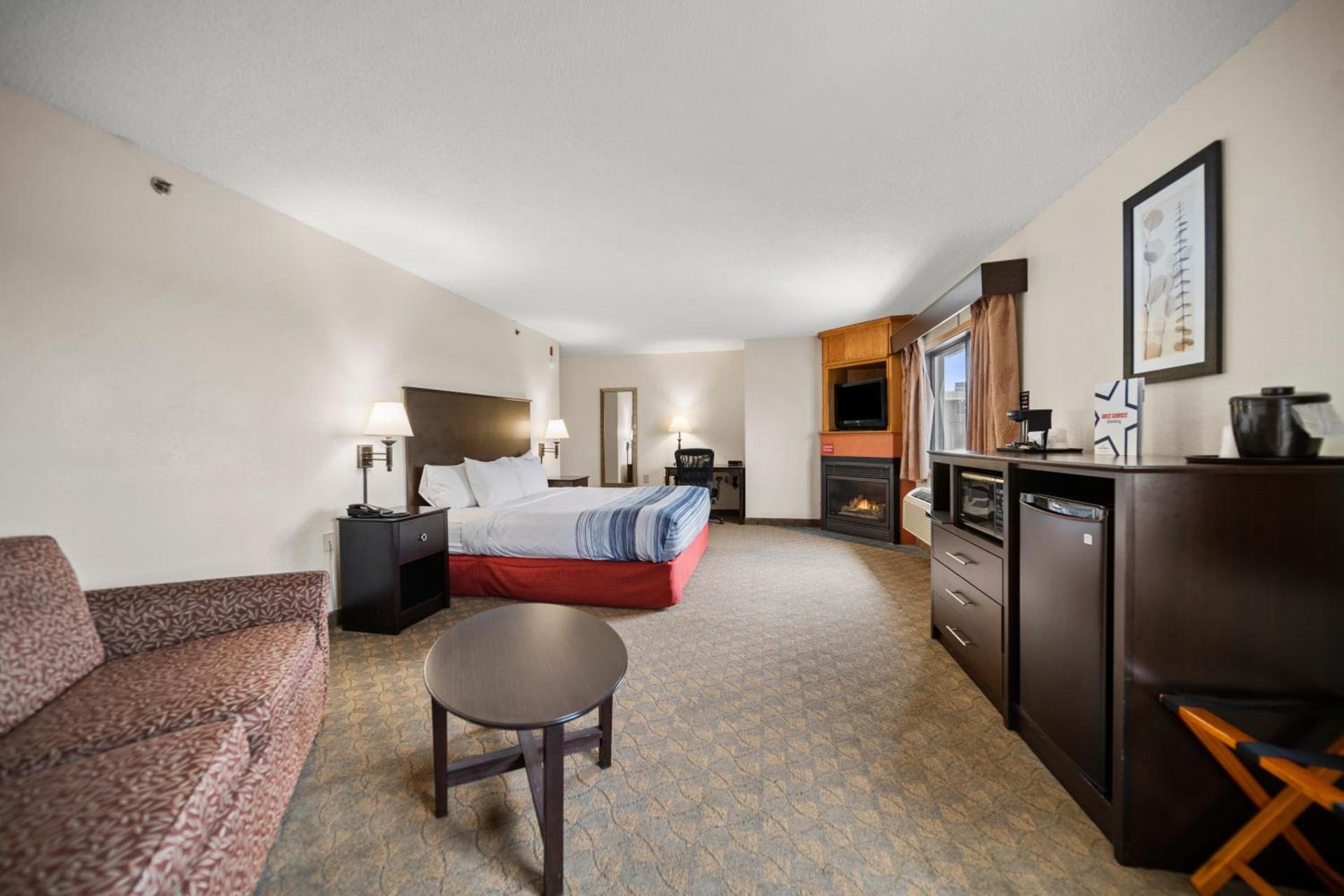 AmericInn by Wyndham Ames photo 40