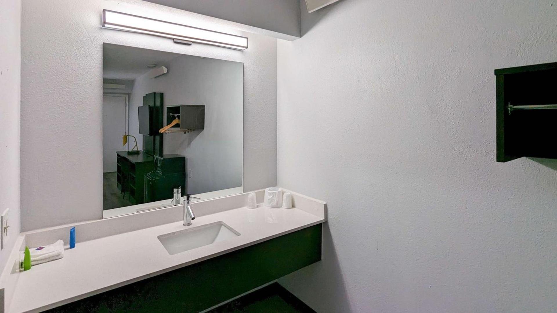 Motel 6-Nashua, NH - South photo 9