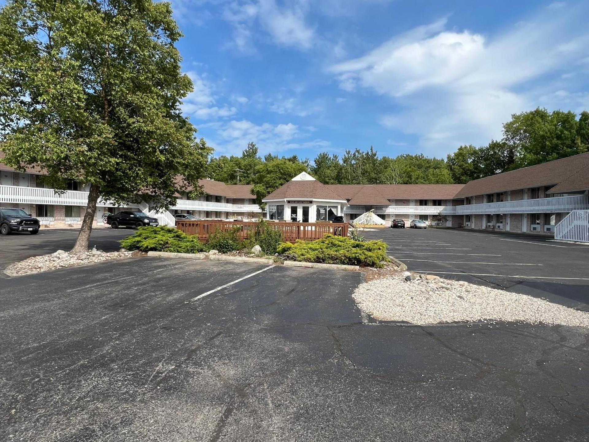 Travelodge by Wyndham Mackinaw City photo 3