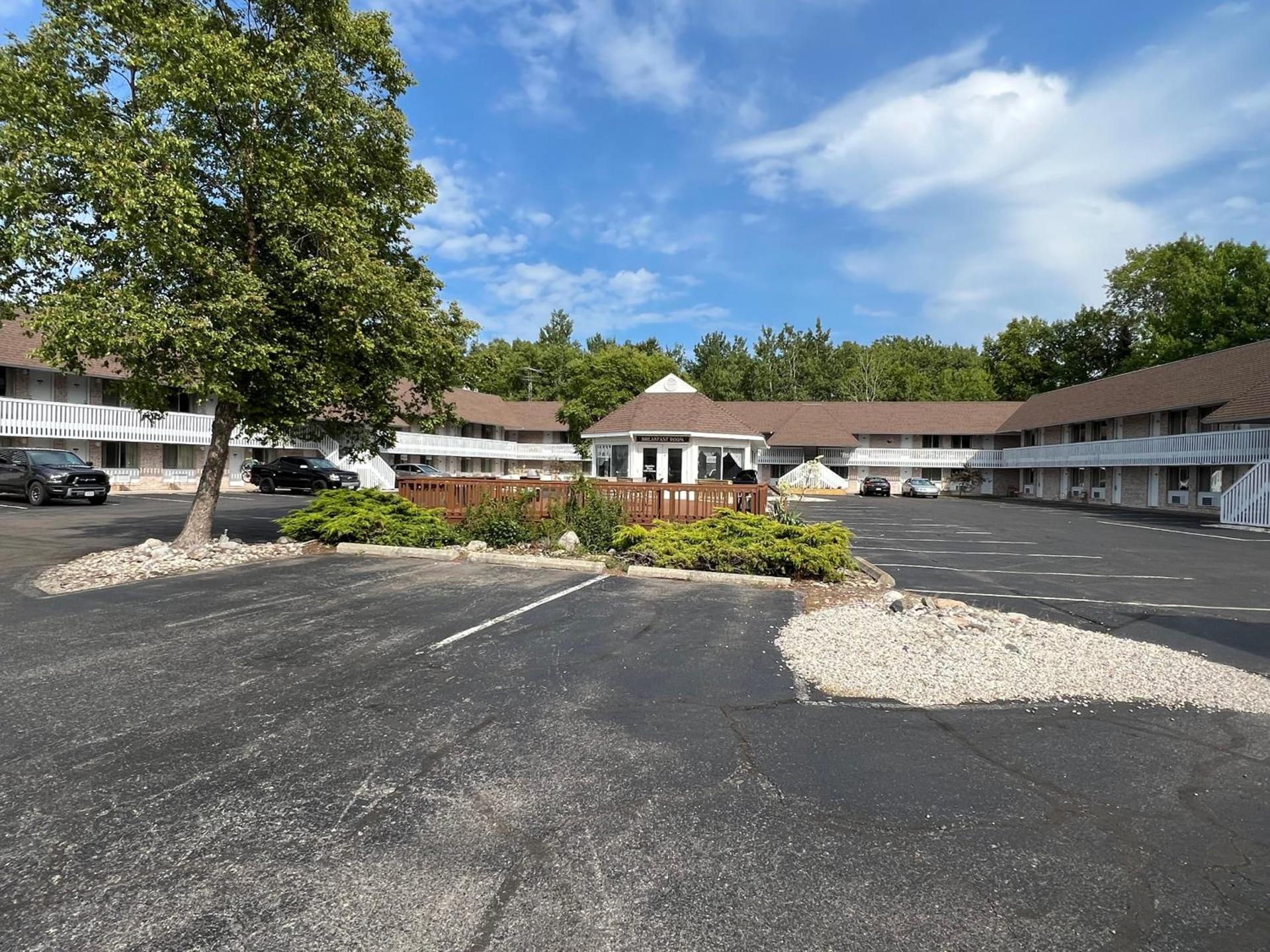 Travelodge by Wyndham Mackinaw City photo 4