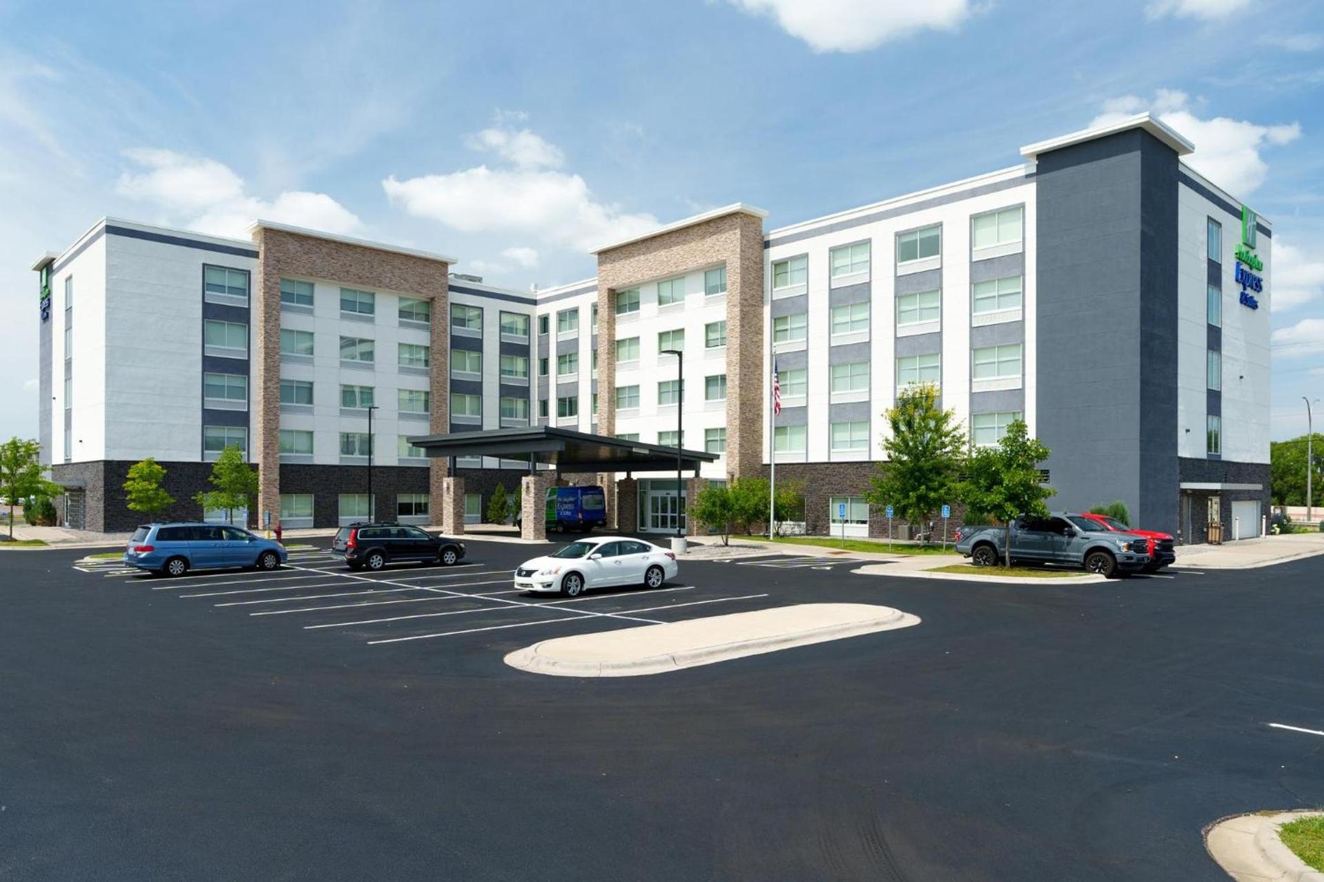Holiday Inn Express & Suites - Mall of America - MSP Airport by IHG photo 1