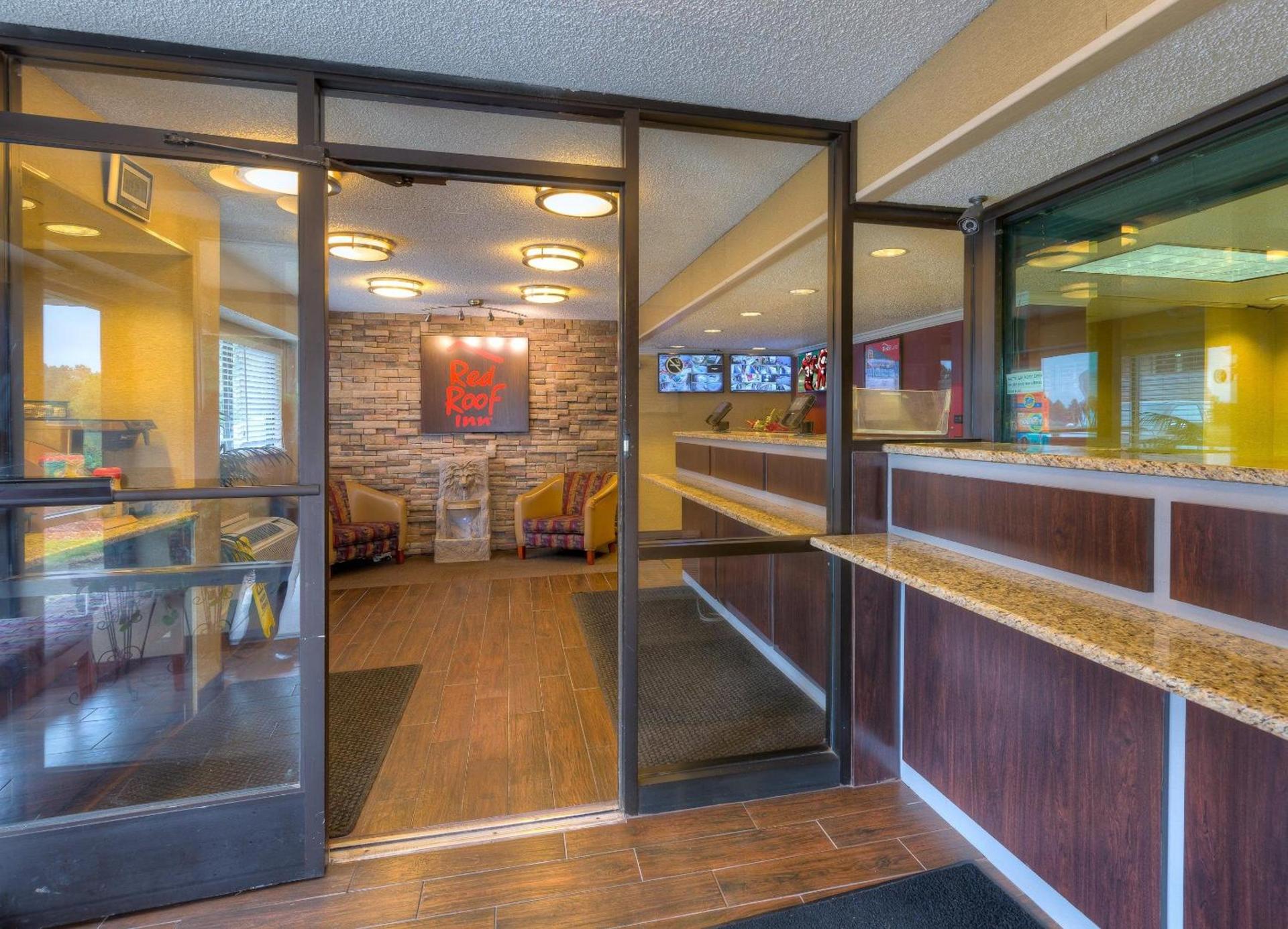 Red Roof Inn Memphis East photo 28