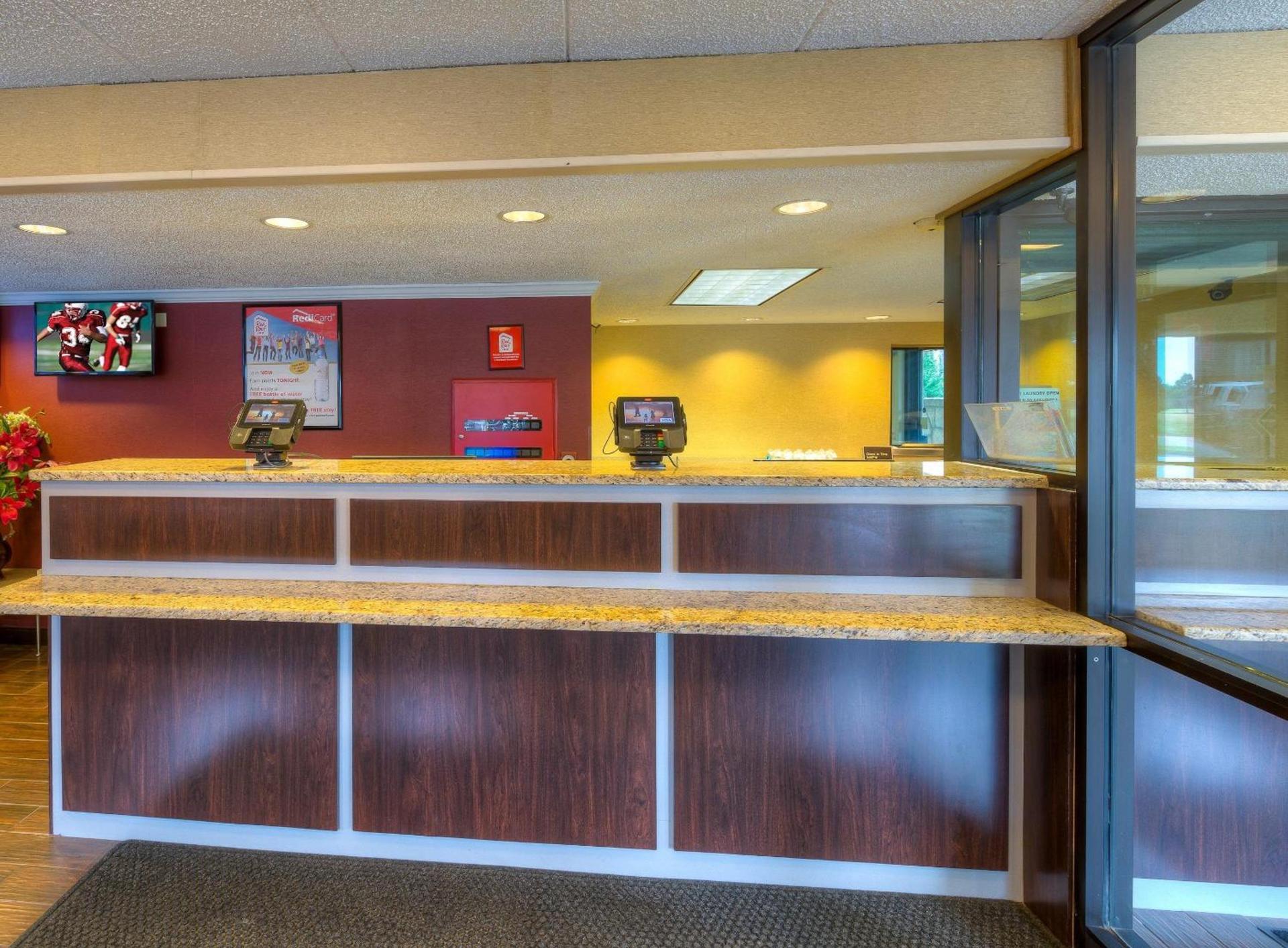 Red Roof Inn Memphis East photo 29