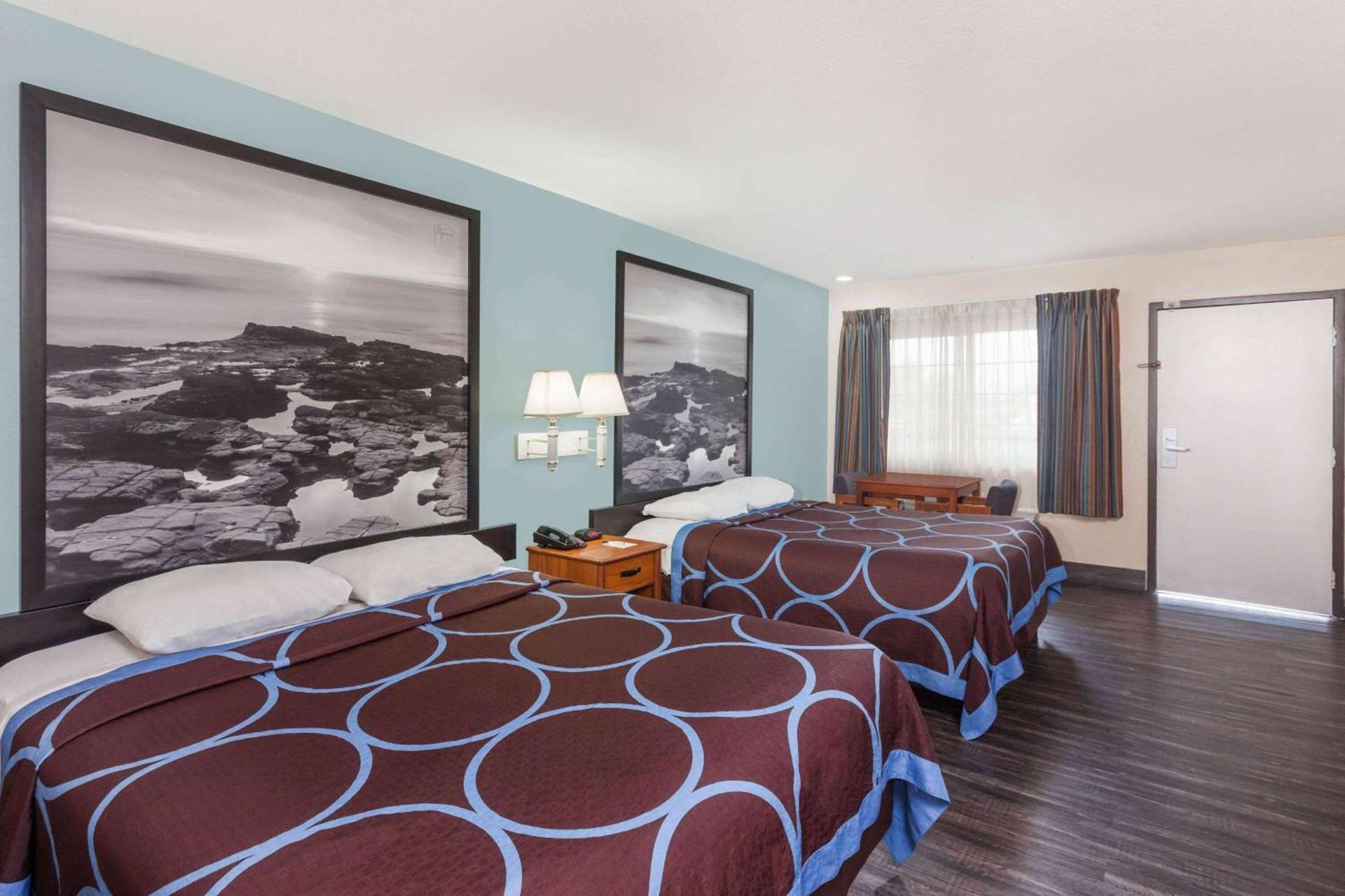 Super 8 by Wyndham El Cajon San Diego photo 4