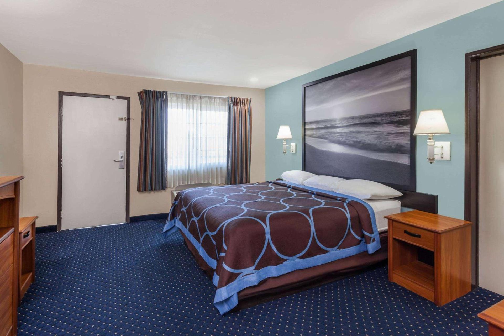 Super 8 by Wyndham El Cajon San Diego photo 11