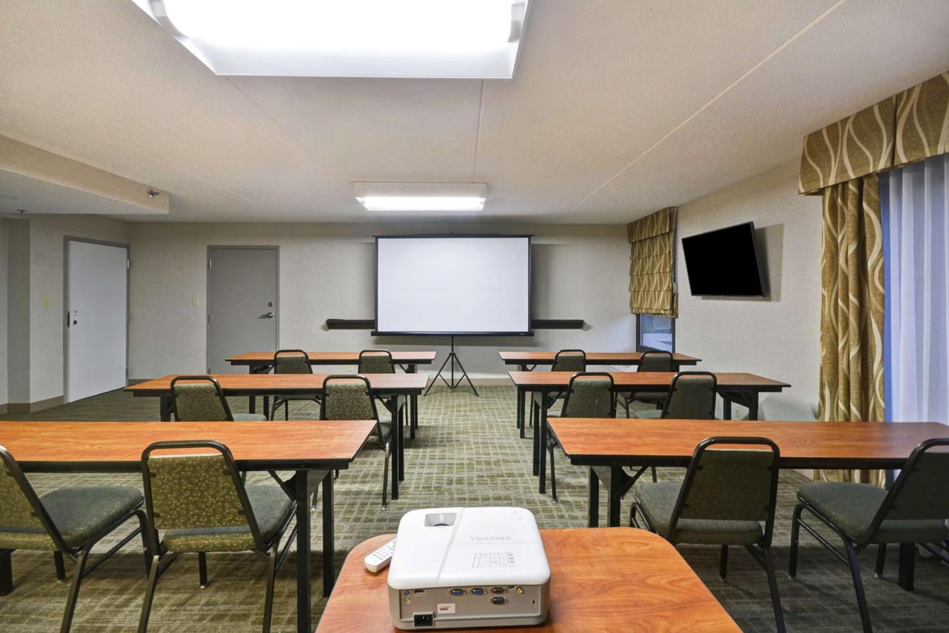 Hampton Inn Detroit Madison Heights South Troy photo 40