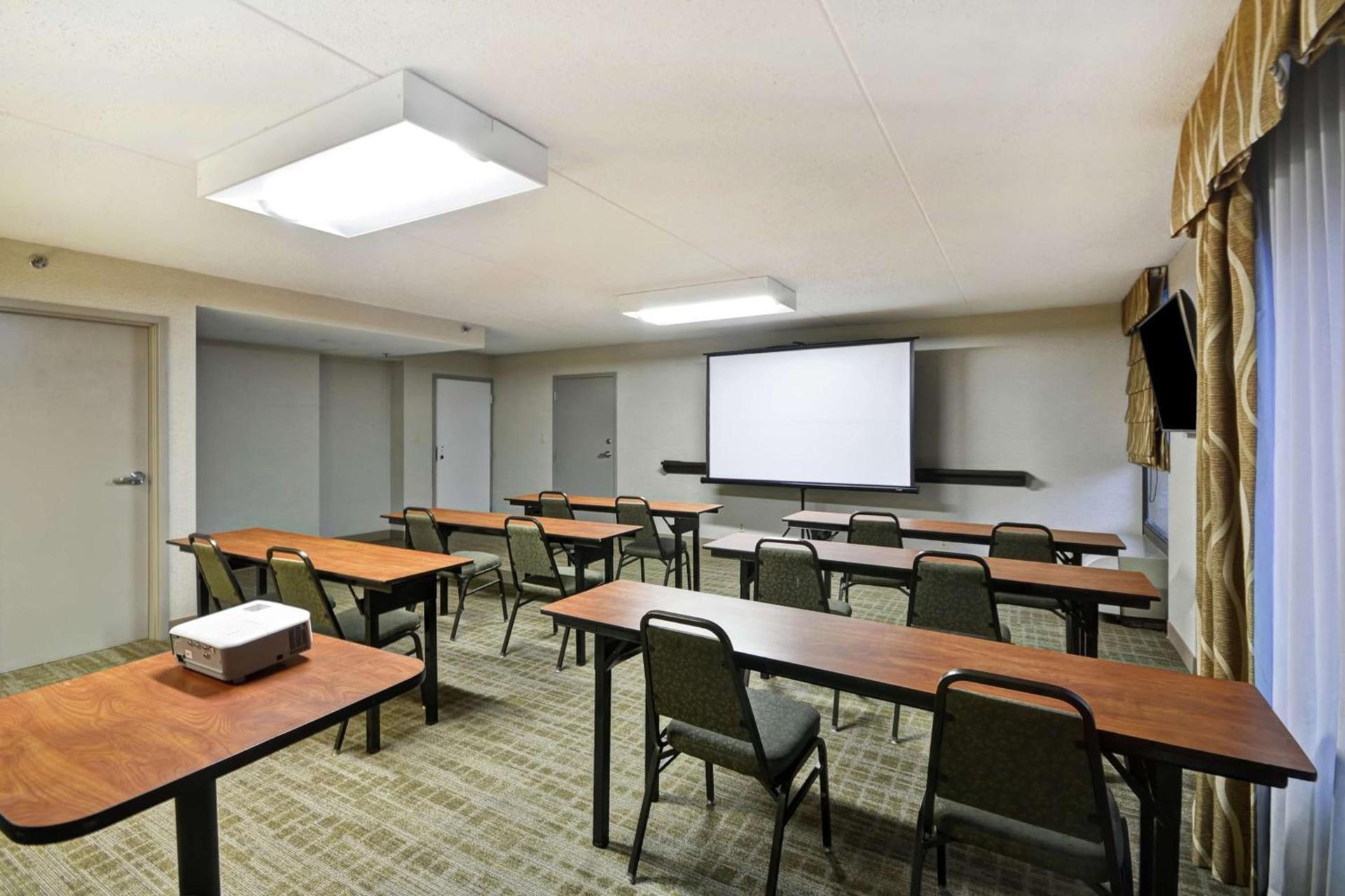 Hampton Inn Detroit Madison Heights South Troy photo 41