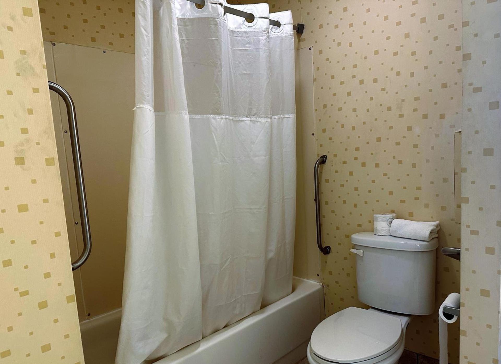 Travelodge by Wyndham Seymour photo 19