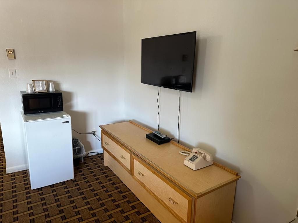 Ski's Western Motel photo 24