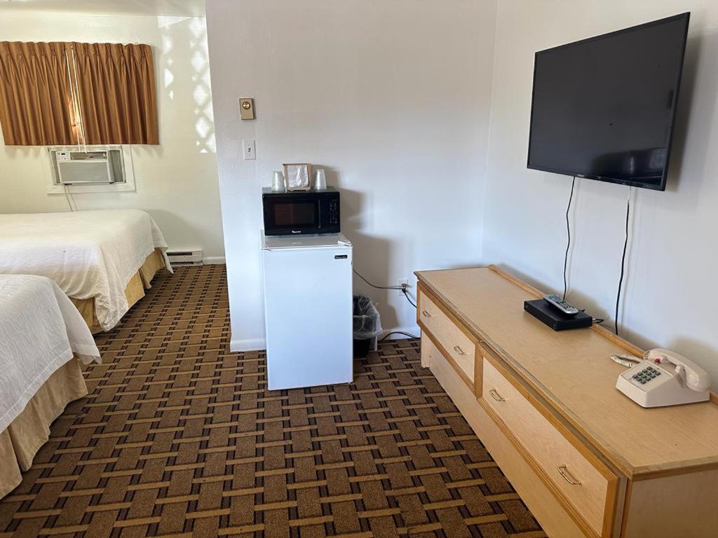 Ski's Western Motel photo 31