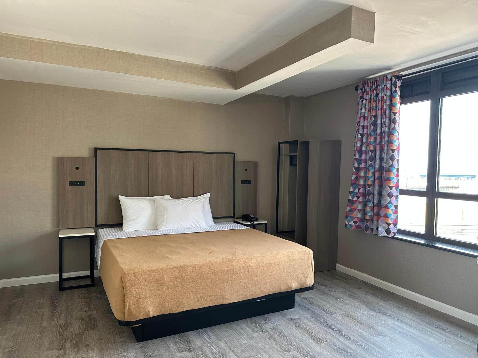 Regal Inn & Suites New York LaGuardia Hotel photo 4