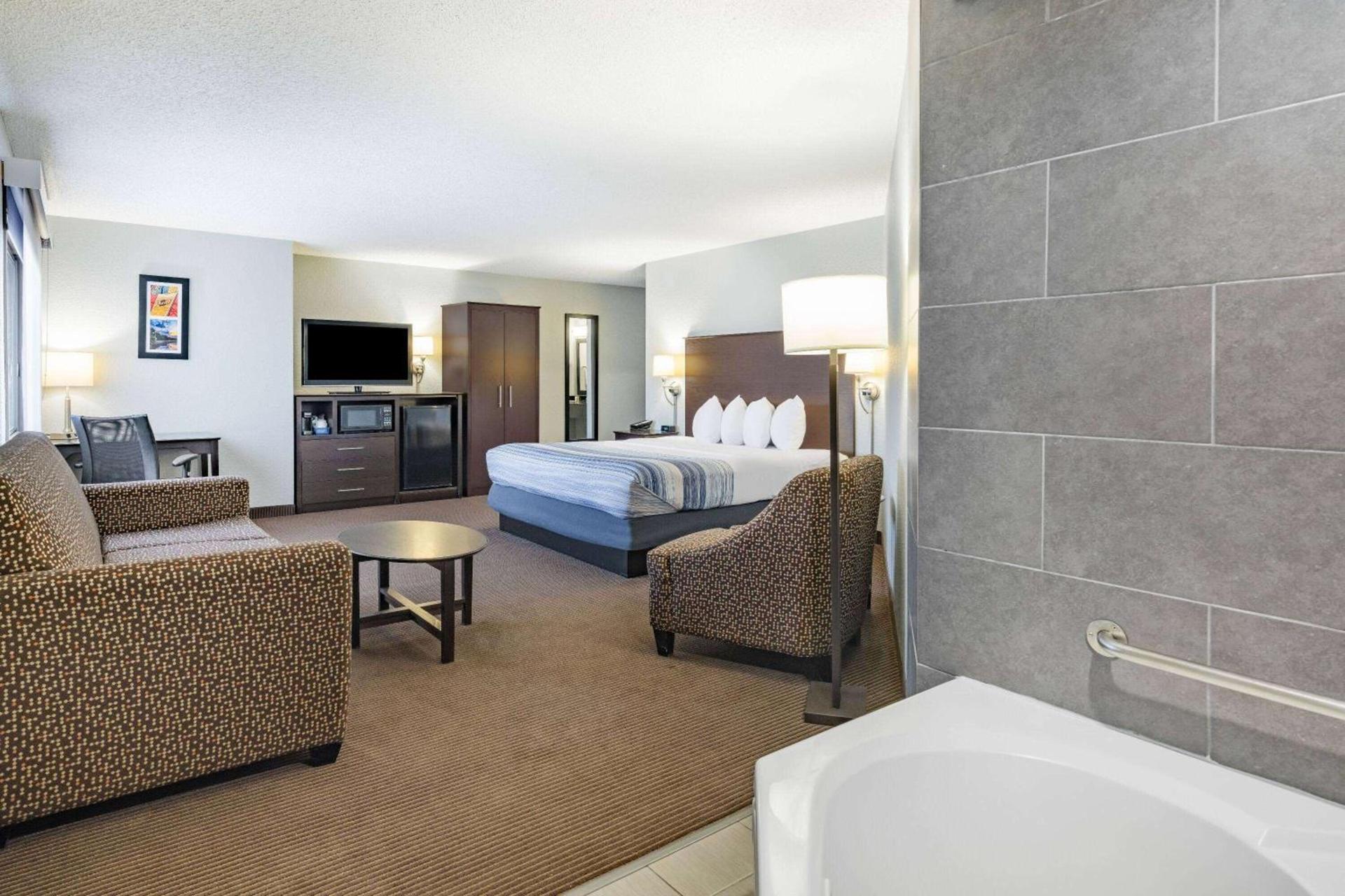 AmericInn by Wyndham Plover Stevens Point photo 16