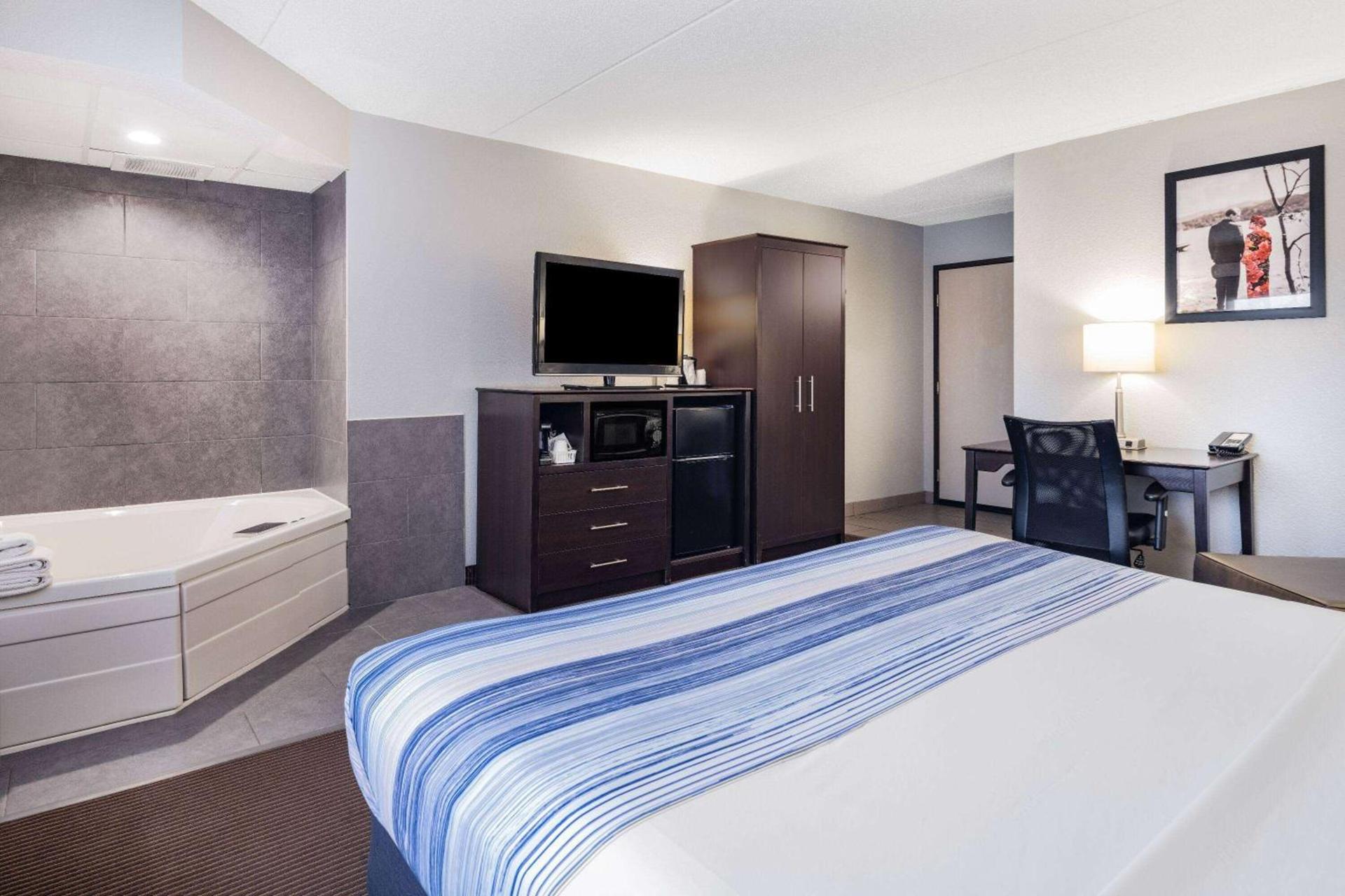 AmericInn by Wyndham Plover Stevens Point photo 17