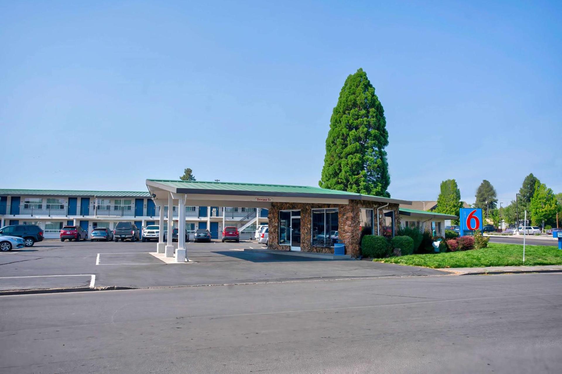 Motel 6-Bend, OR photo 1