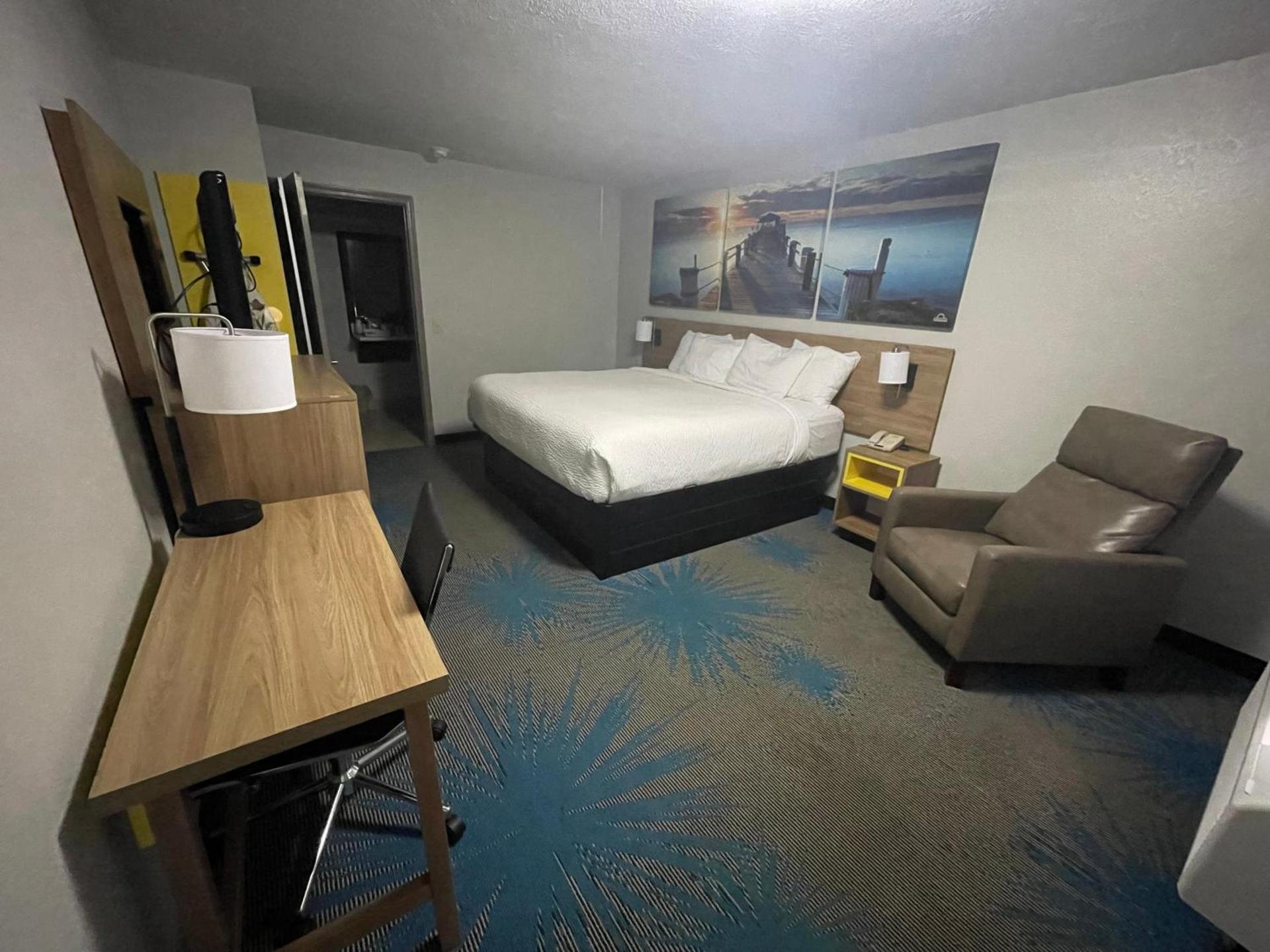 Days Inn by Wyndham Savannah photo 49
