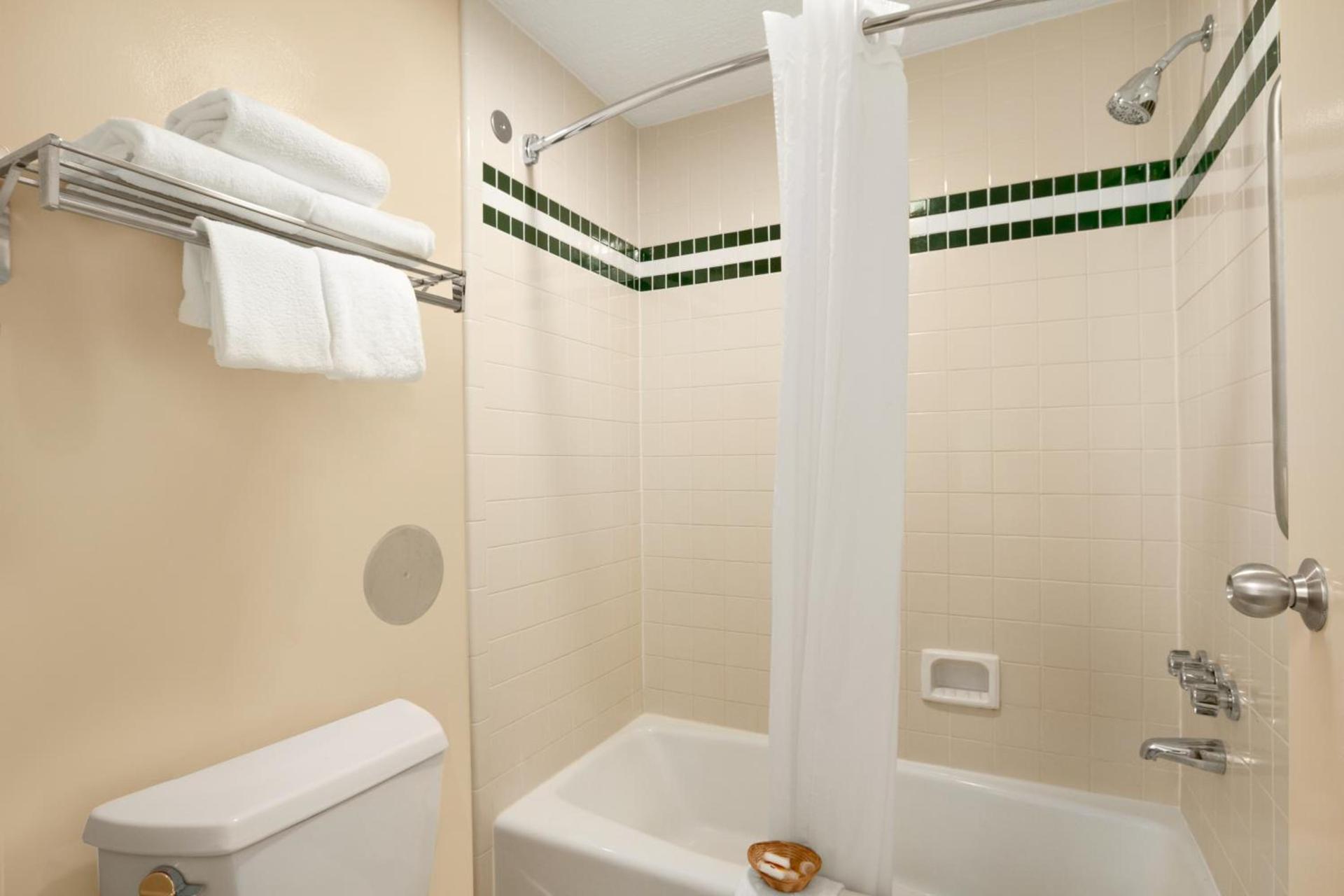 Days Inn by Wyndham Alexander City photo 24