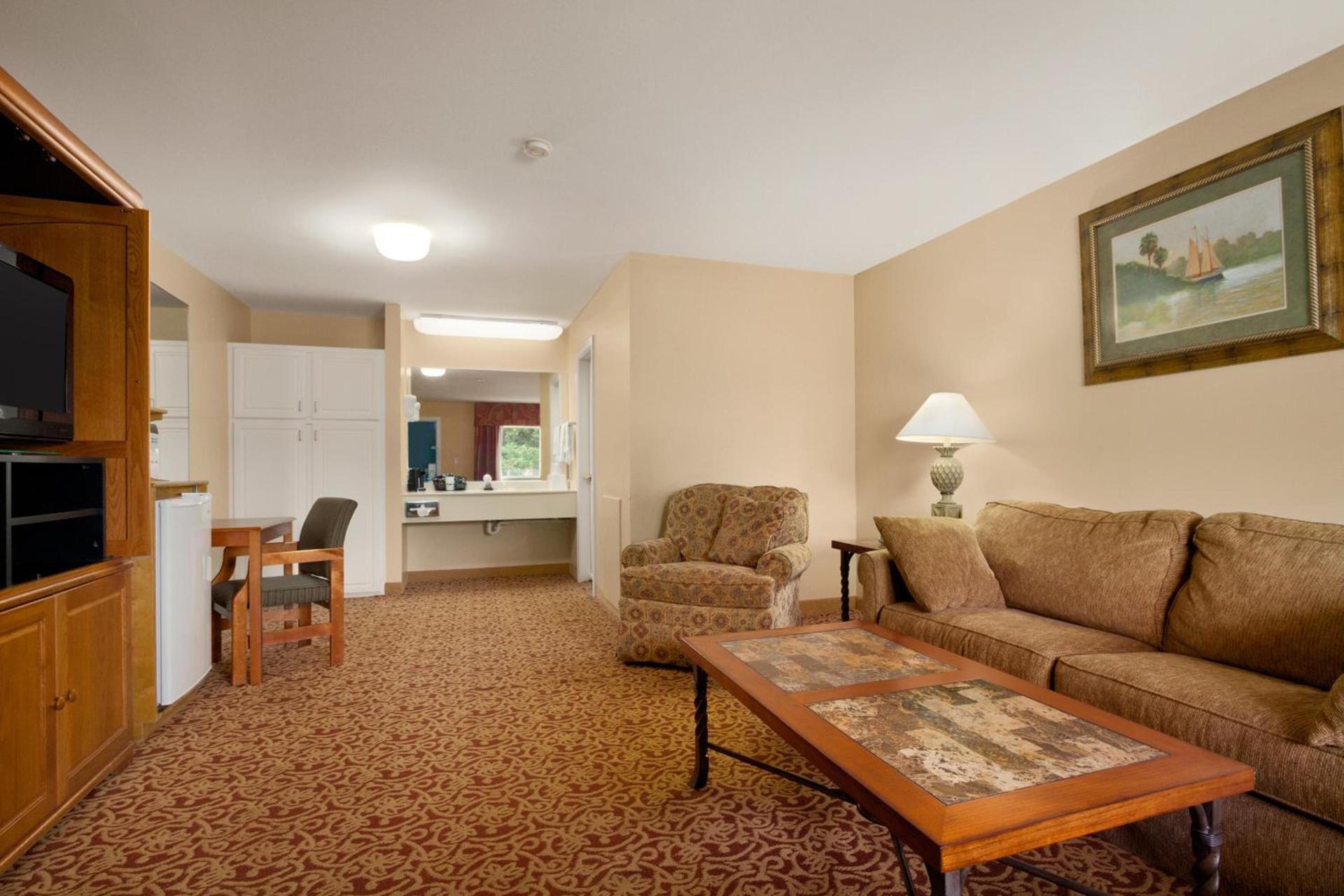 Days Inn by Wyndham Alexander City photo 23