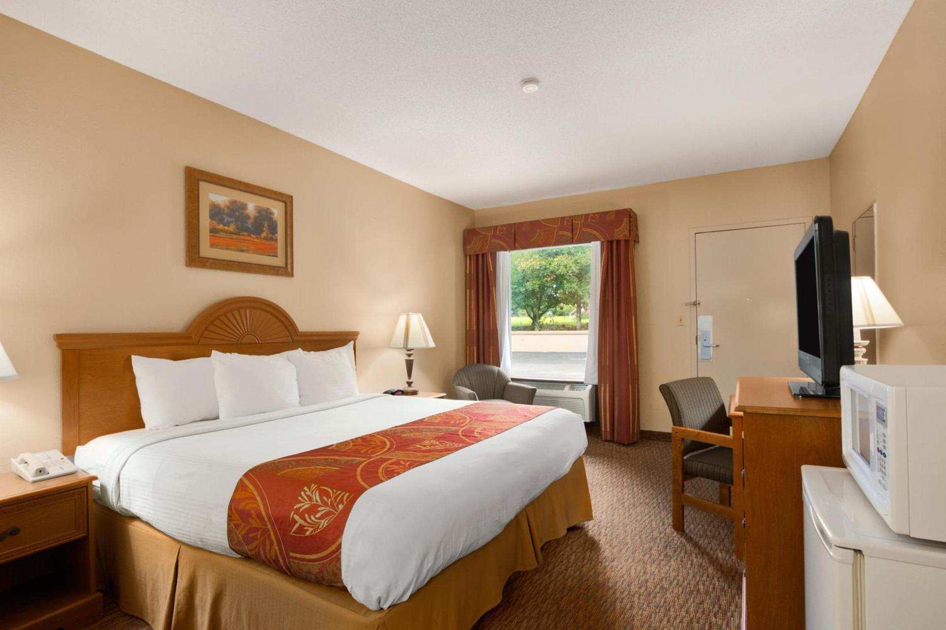Days Inn by Wyndham Alexander City photo 14