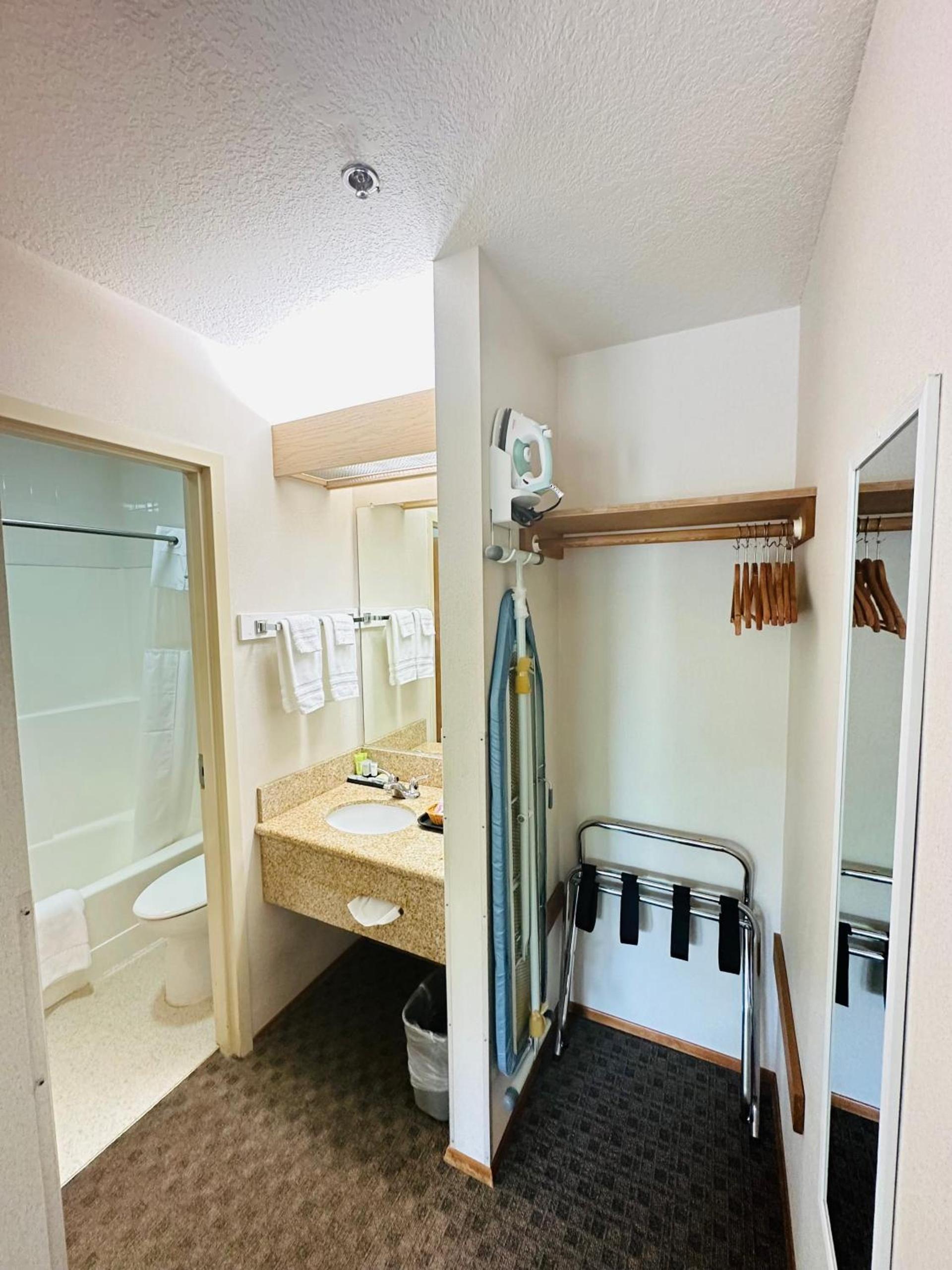 Timberland Inn & Suites photo 24