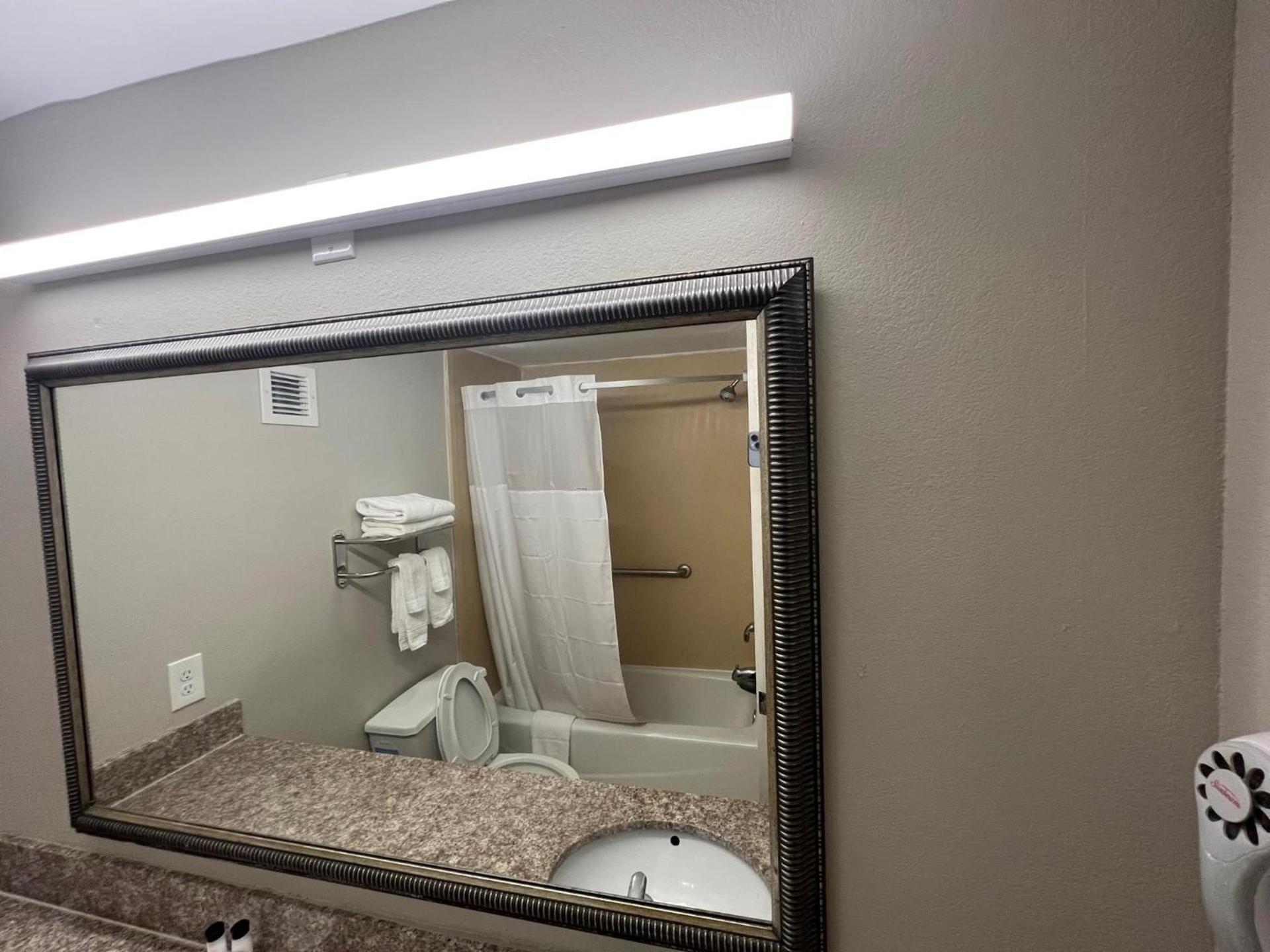 Days Inn by Wyndham LaPlace- New Orleans photo 40
