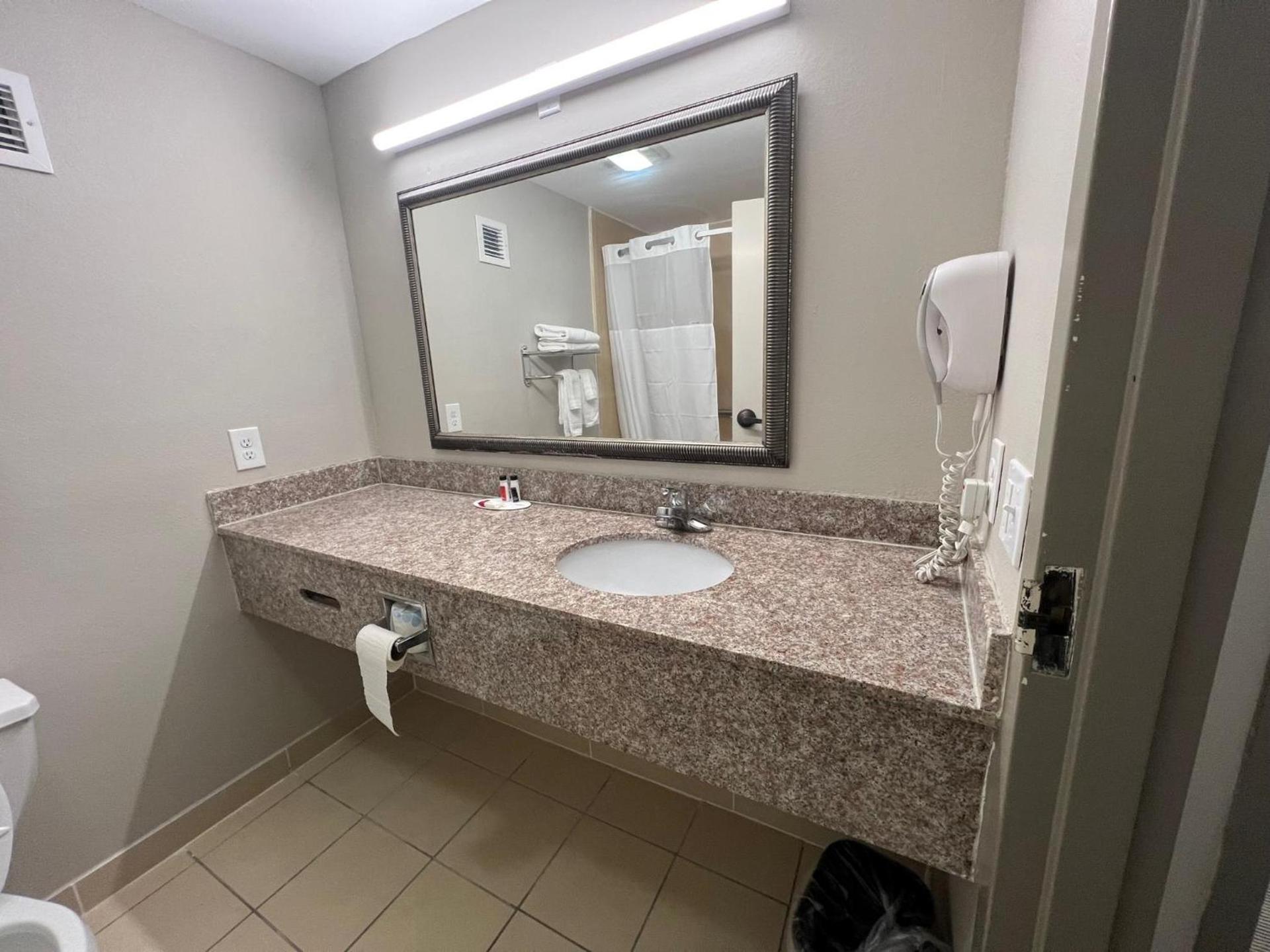 Days Inn by Wyndham LaPlace- New Orleans photo 42