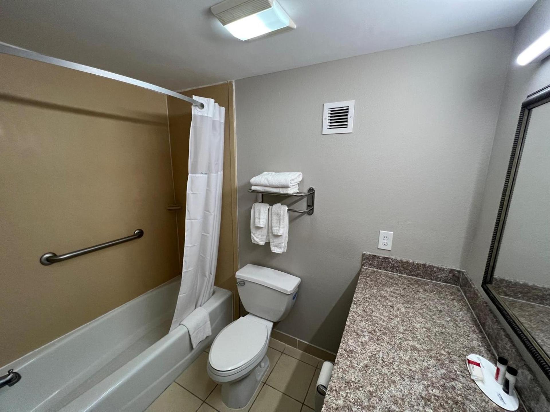 Days Inn by Wyndham LaPlace- New Orleans photo 43