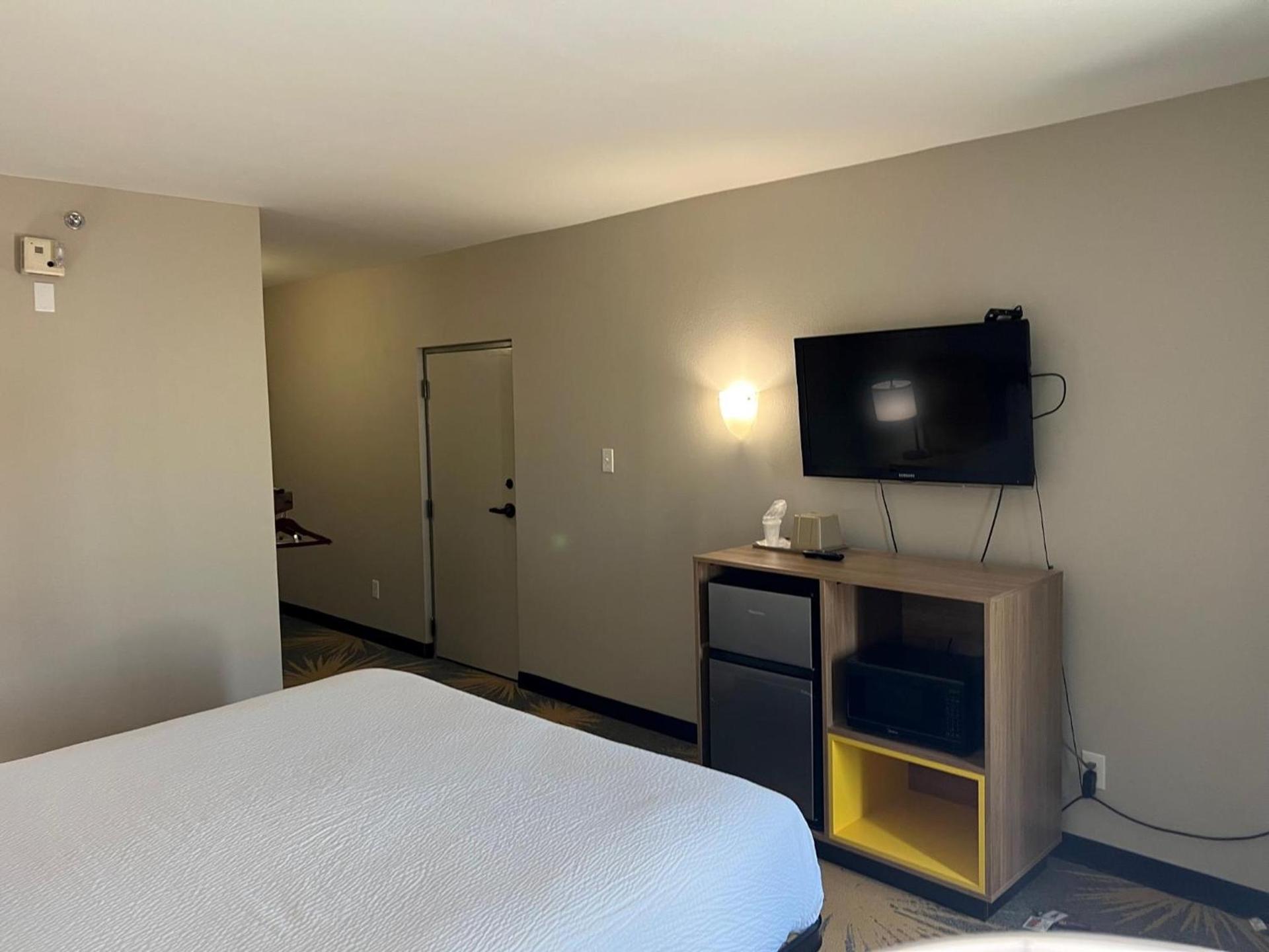Days Inn by Wyndham LaPlace- New Orleans photo 46