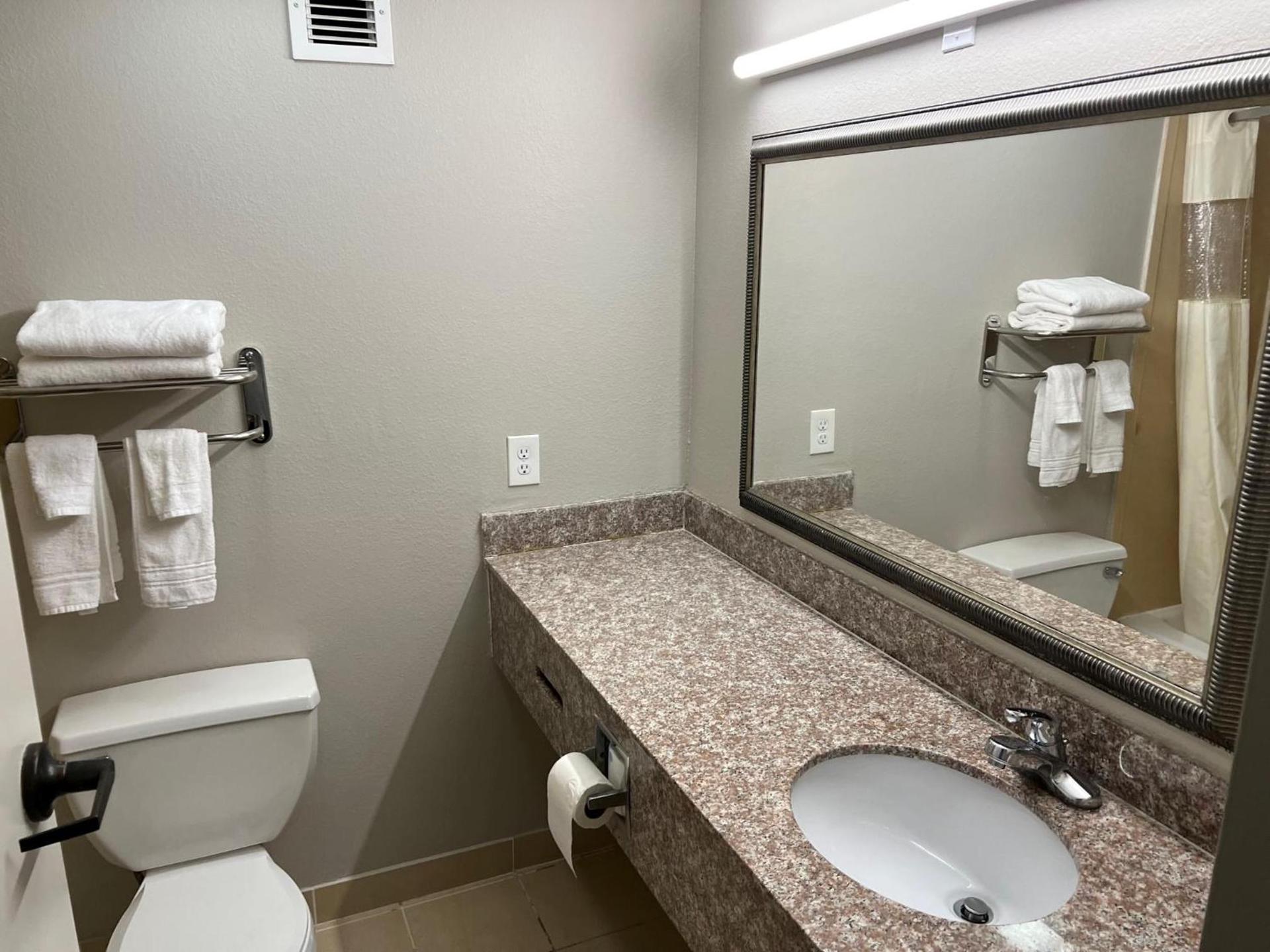 Days Inn by Wyndham LaPlace- New Orleans photo 44