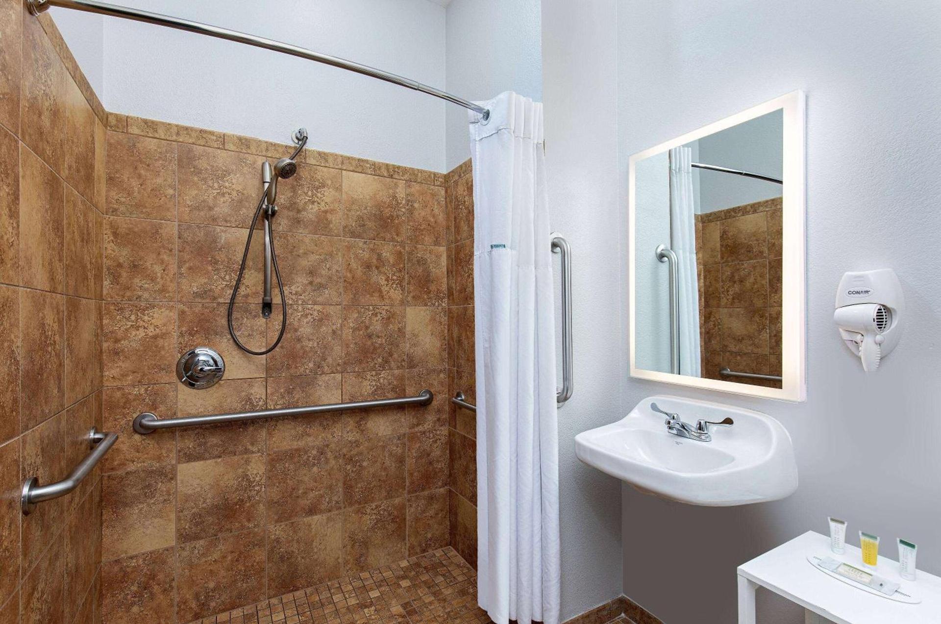 Microtel Inn and Suites by Wyndham photo 13
