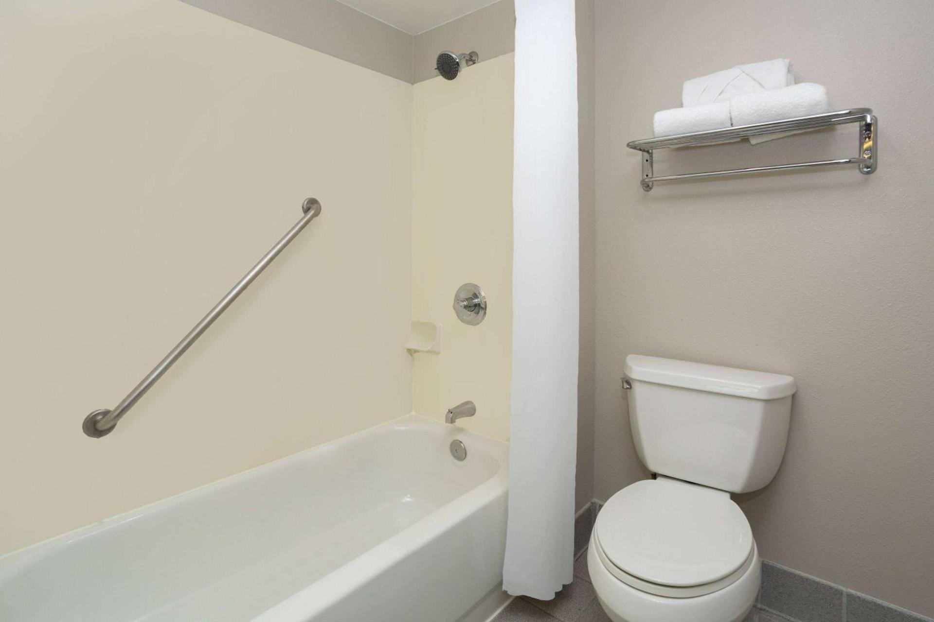 Days Inn & Suites by Wyndham Denver International Airport photo 16