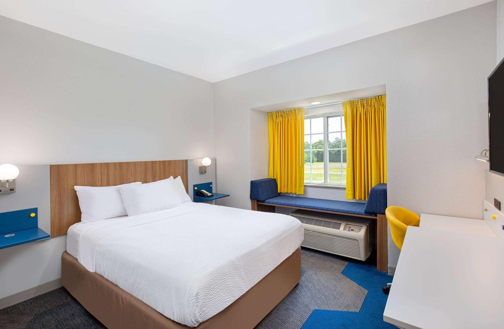 Microtel Inn and Suites by Wyndham photo 16
