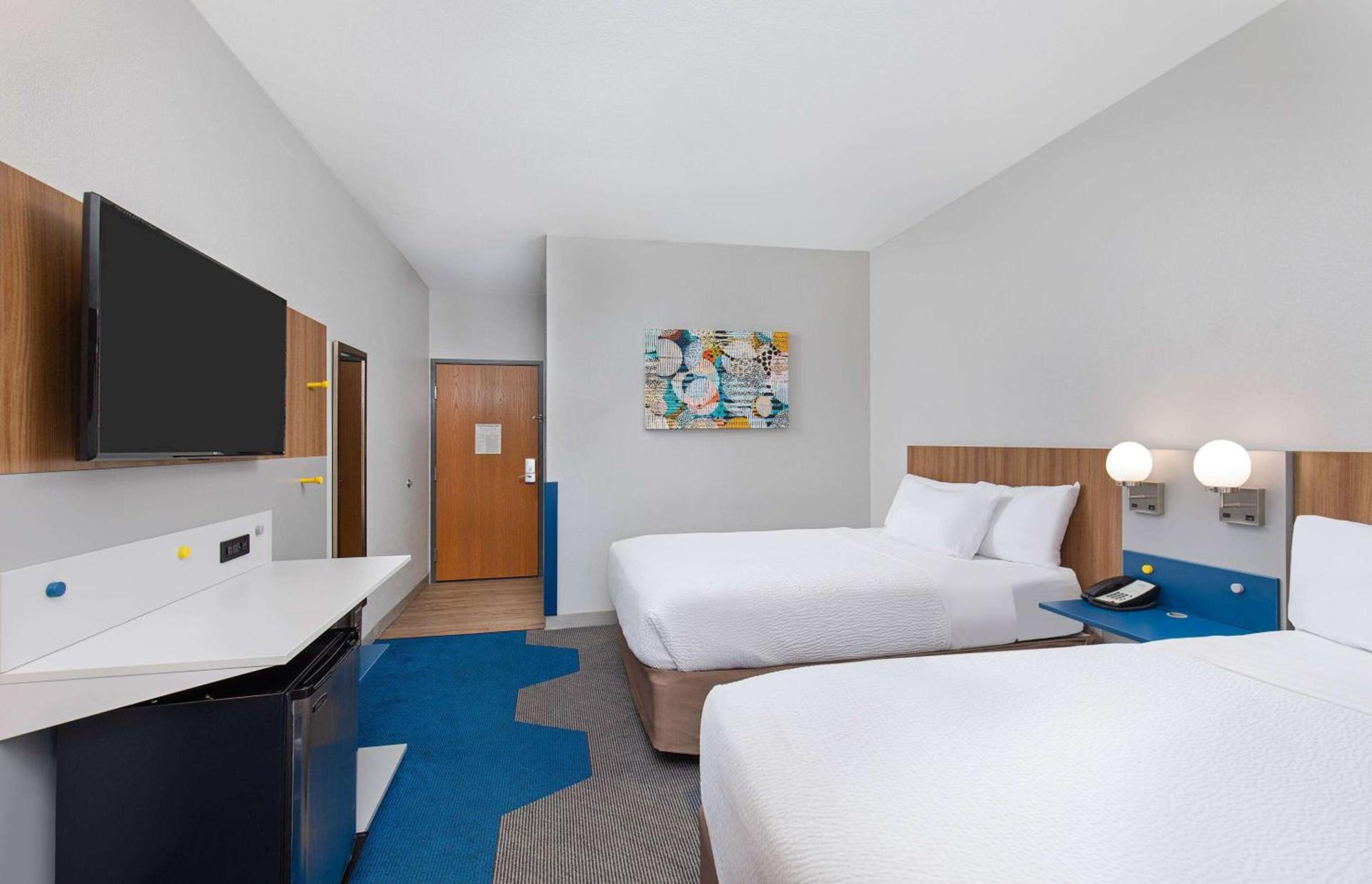 Microtel Inn and Suites by Wyndham photo 18