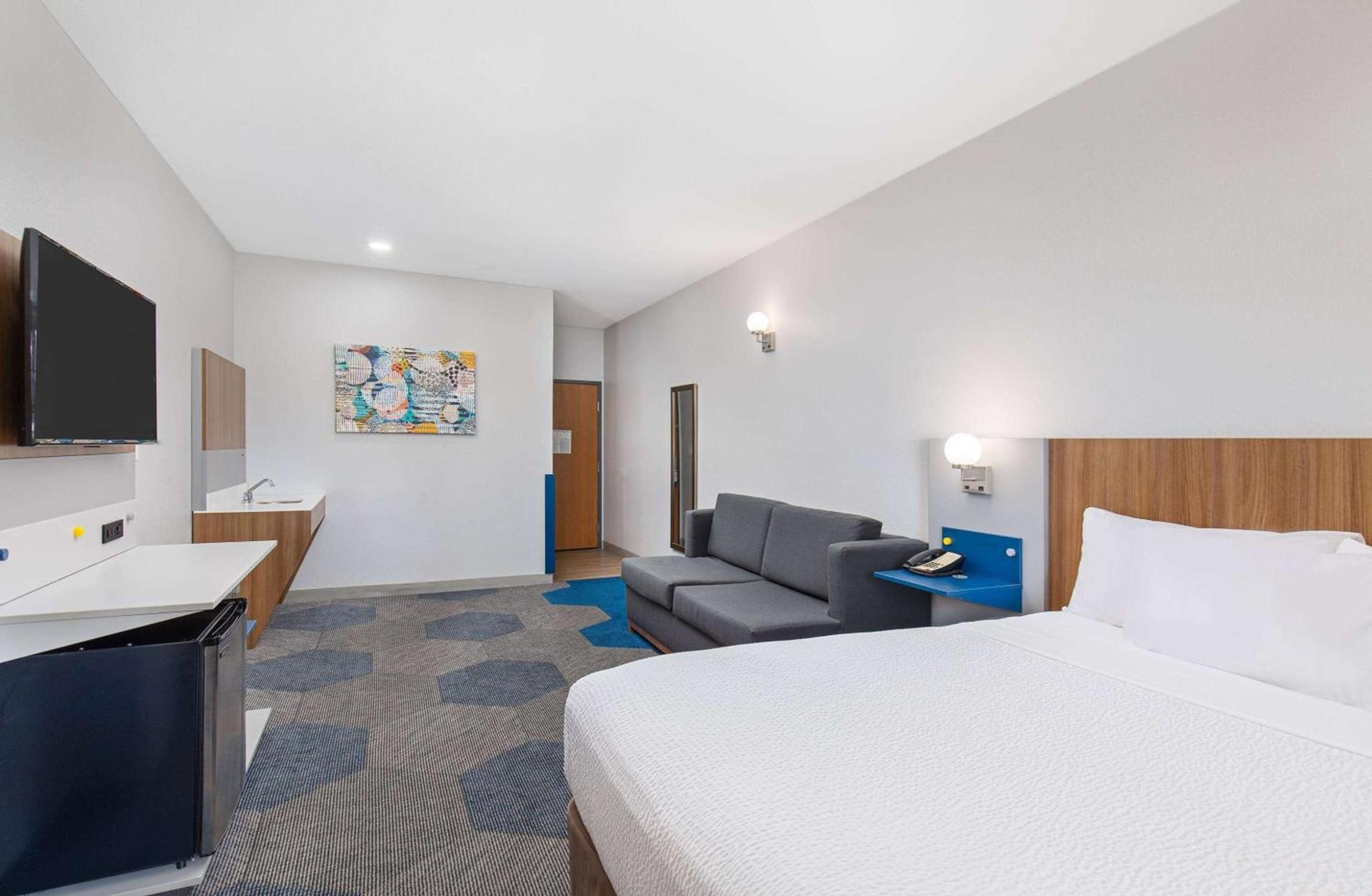 Microtel Inn and Suites by Wyndham photo 23