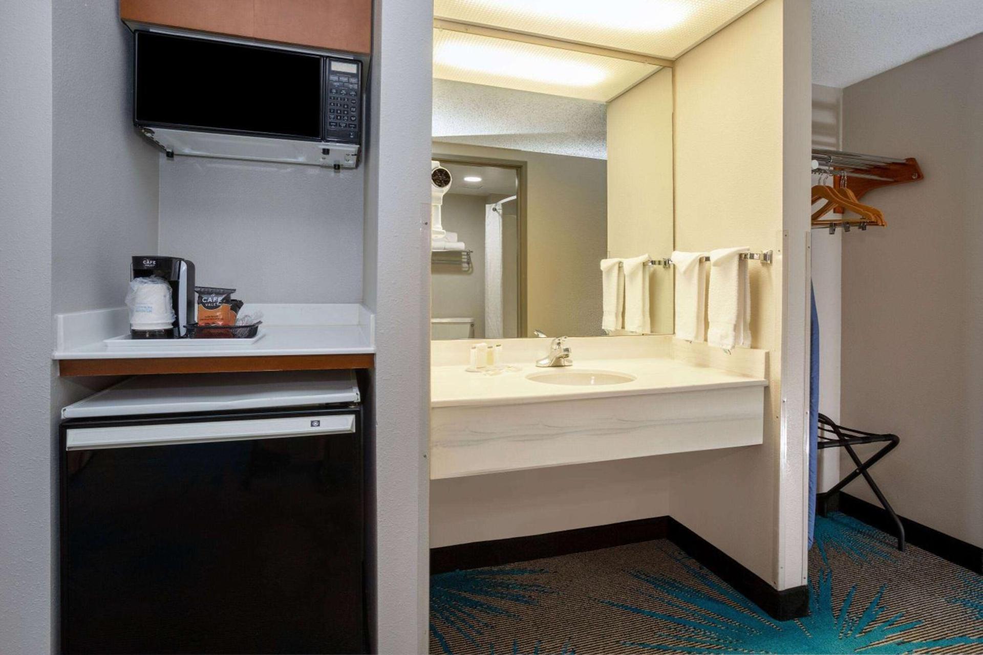 Days Inn & Suites by Wyndham Denver International Airport photo 27