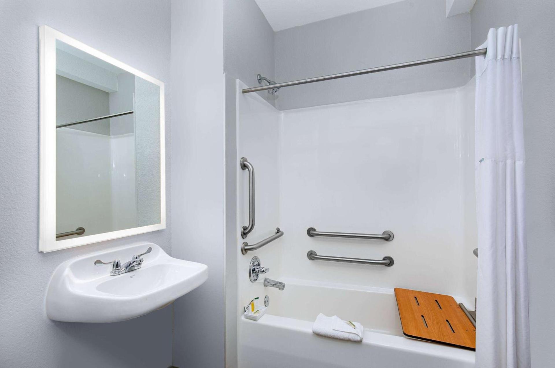 Microtel Inn and Suites by Wyndham photo 26